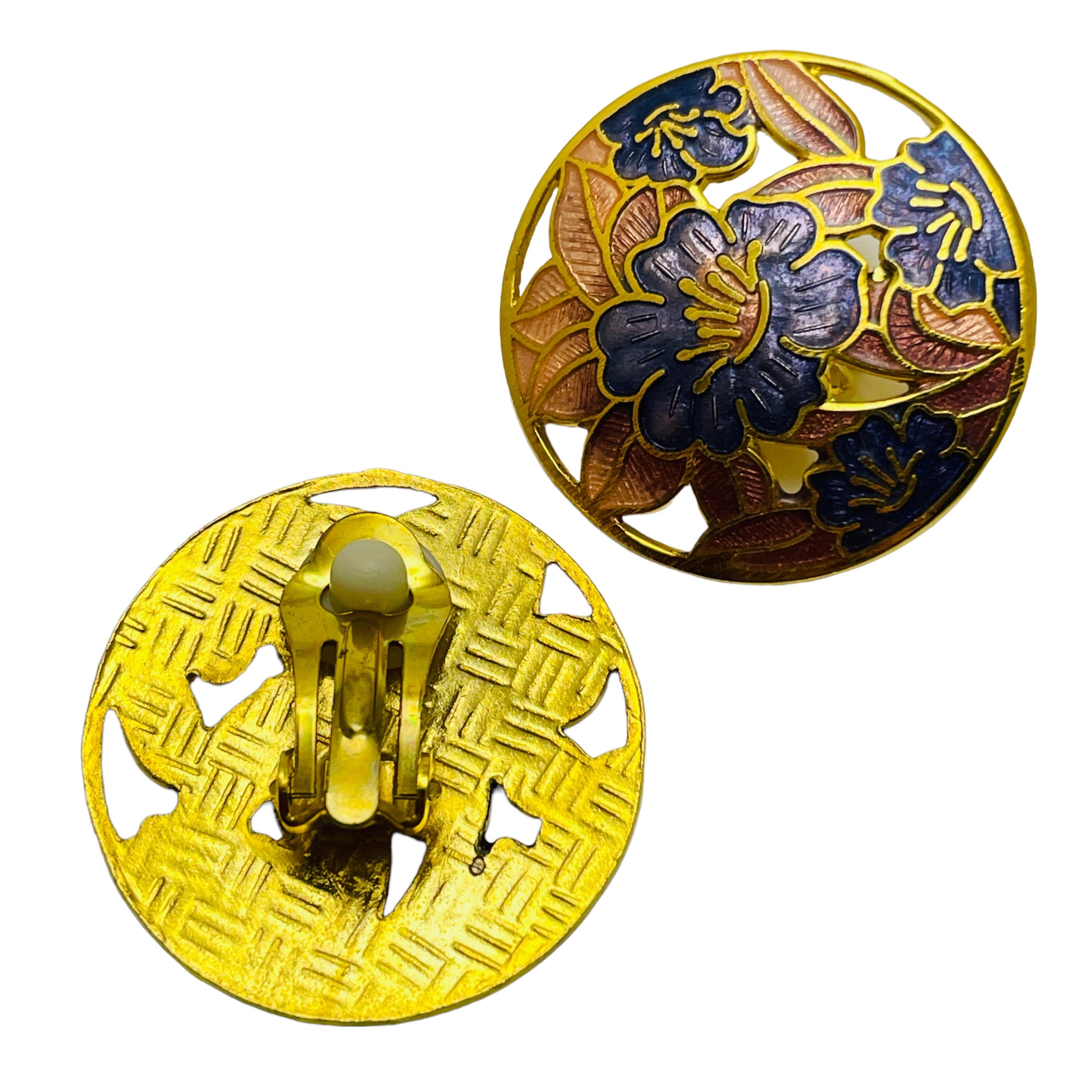 Vintage gold enamel cloisonné flower designer clip on earrings In Good Condition For Sale In Palos Hills, IL