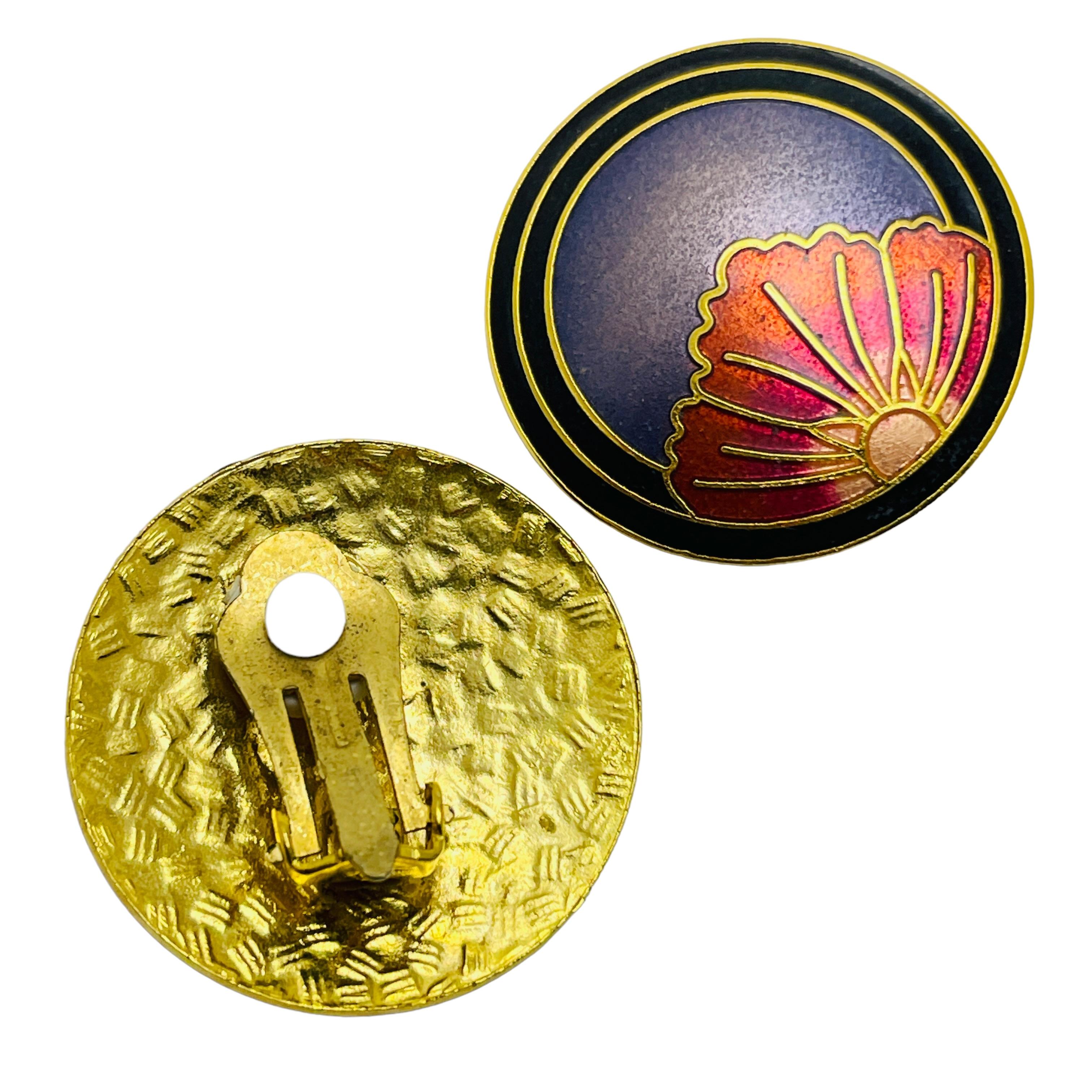 Vintage gold enamel cloisonné flower designer clip on earrings In Good Condition For Sale In Palos Hills, IL