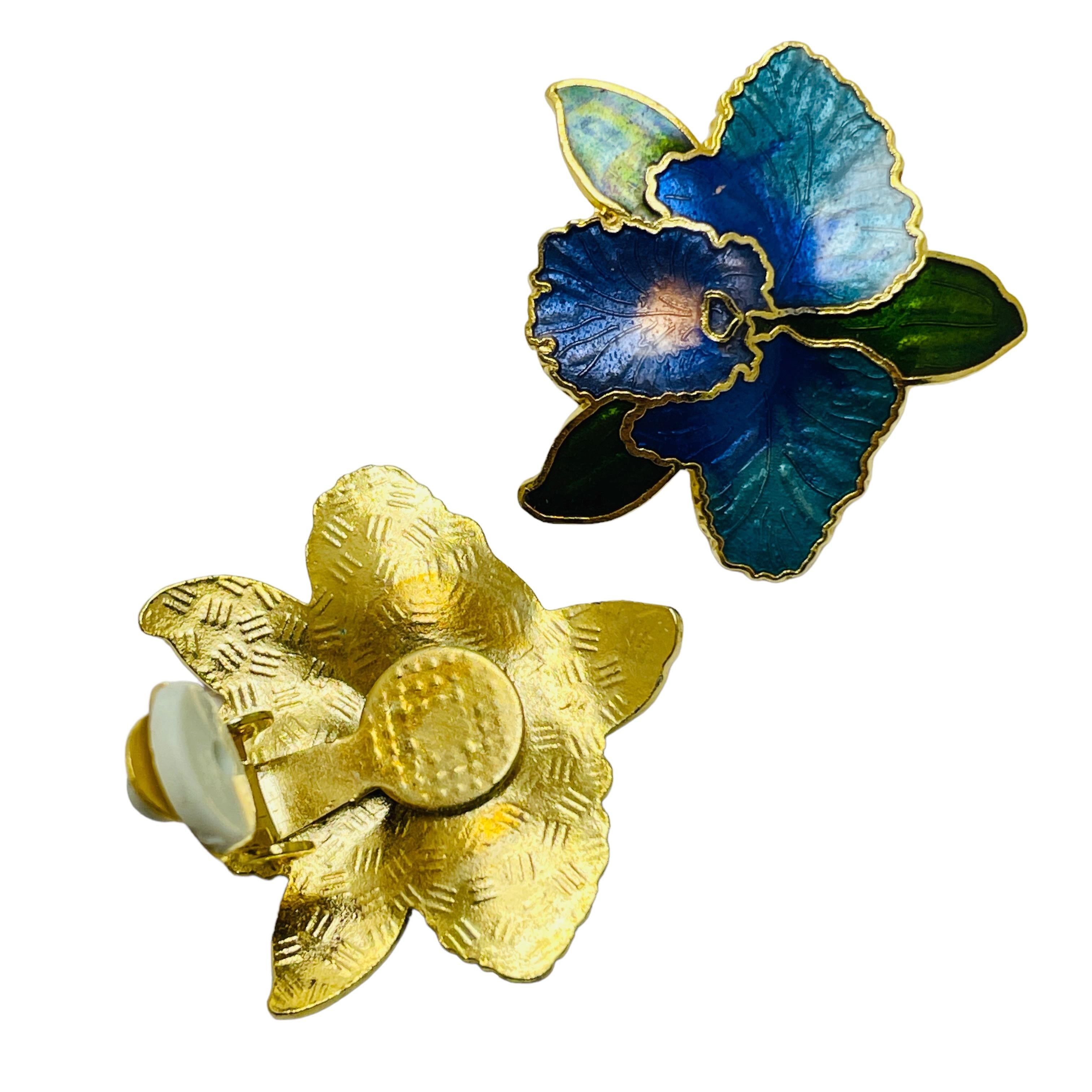 Vintage gold enamel cloisonné flower designer clip on earrings In Good Condition In Palos Hills, IL
