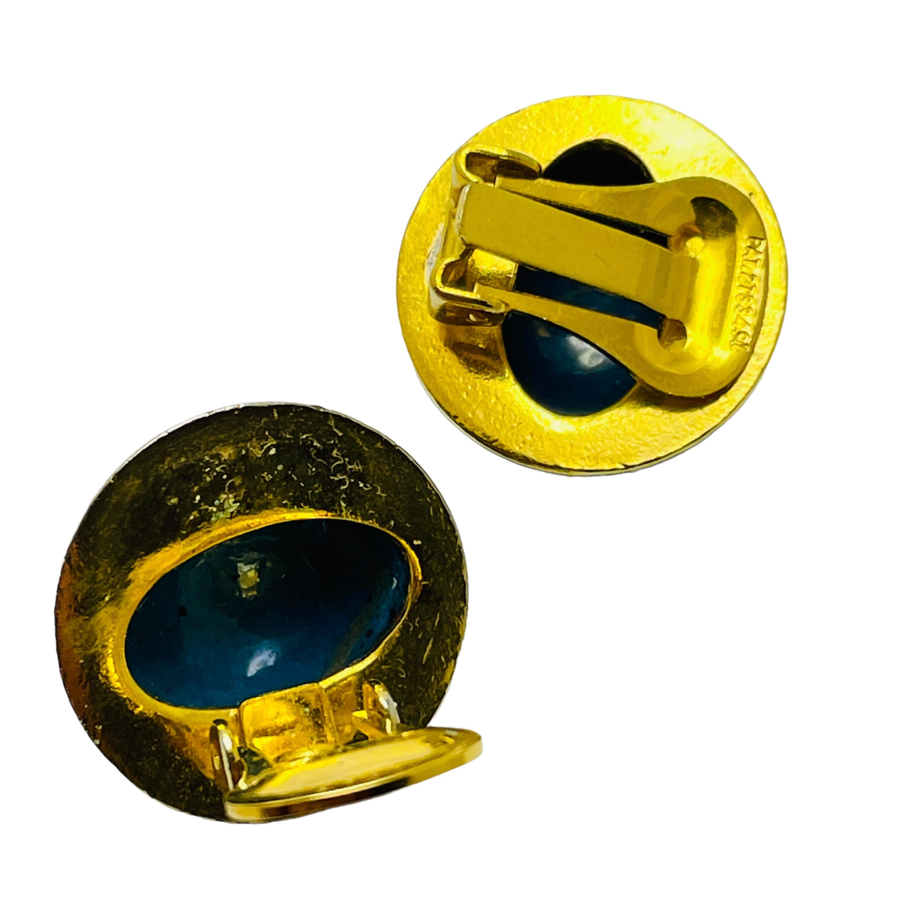 Vintage gold enamel cloisonné flower designer clip on earrings In Good Condition For Sale In Palos Hills, IL