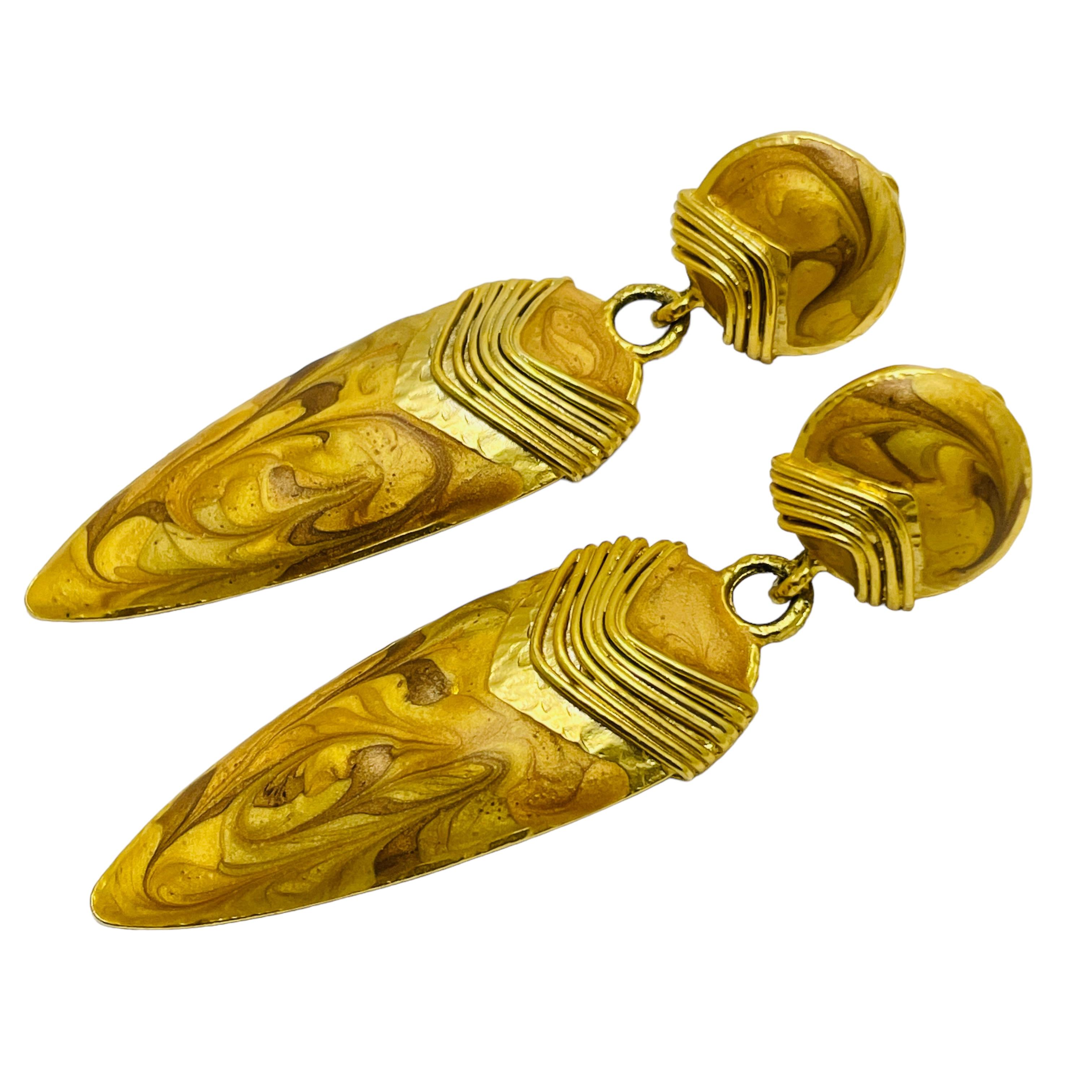 DETALLES

- sin signo  

- tono dorado con esmalte

- pendientes vintage de diseño

MEDIDAS  

- 

CONDICIÓN

-  muy buen estado vintage con mínimos signos de desgaste 

 Código 46

❤️❤️  JOYAS DE DISEÑO VINTAGE ❤️❤️

❤️❤️  BOUTIQUE DE ALEXANDER 