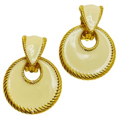 Pendientes de clip de diseño con aldaba de puerta de esmalte dorado vintage