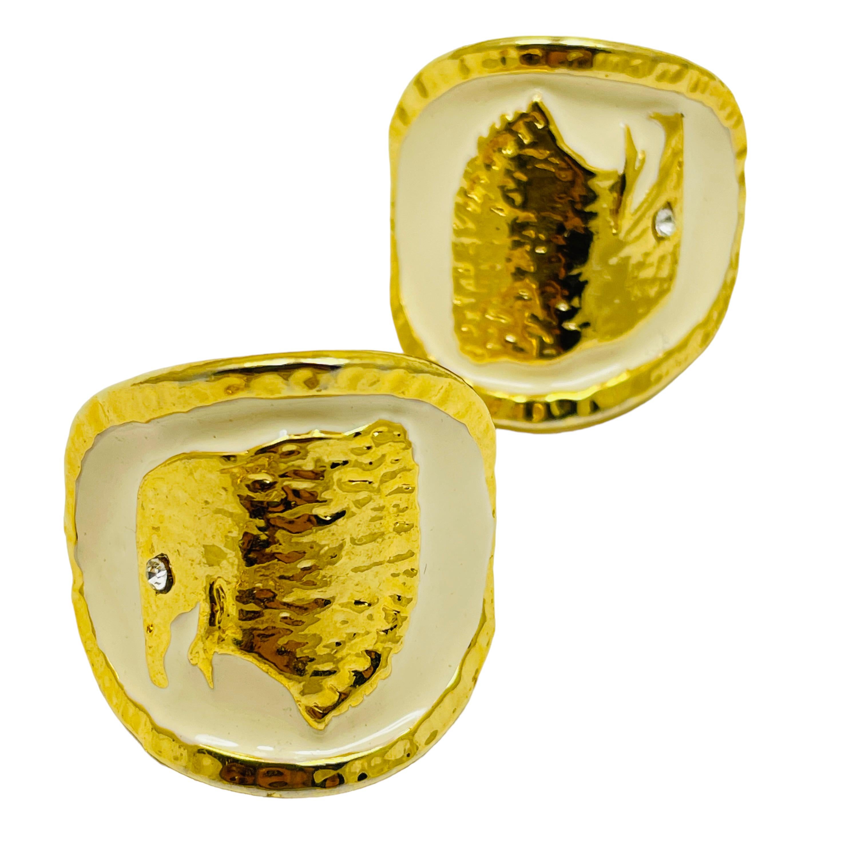 Vintage gold enamel eagle designer runway clip on earrings  In Good Condition For Sale In Palos Hills, IL