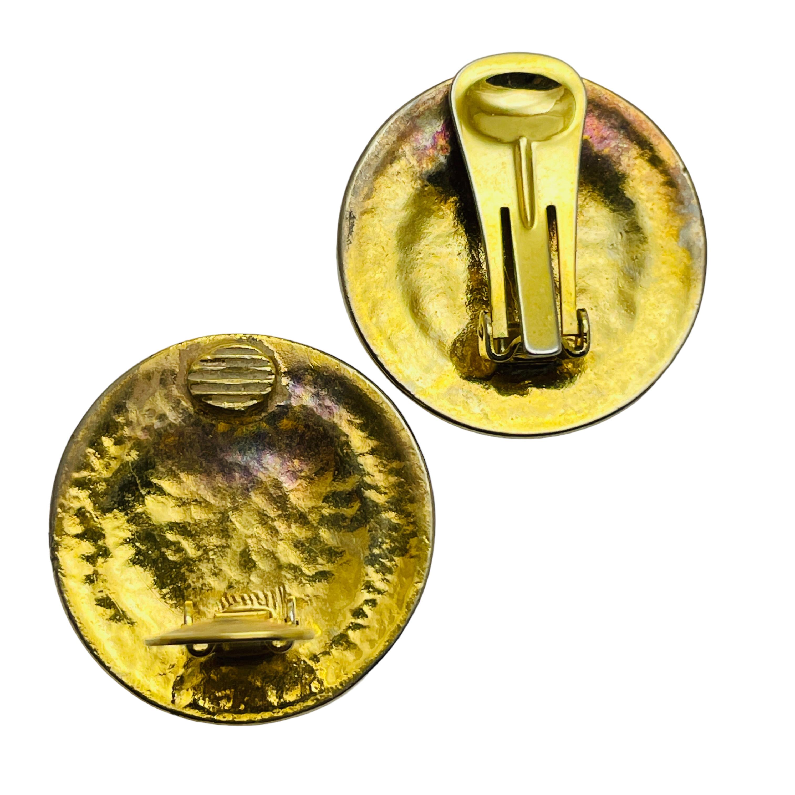 Pendientes vintage de clip con moneda etrusca esmaltada en oro en Bueno estado para la venta en Palos Hills, IL
