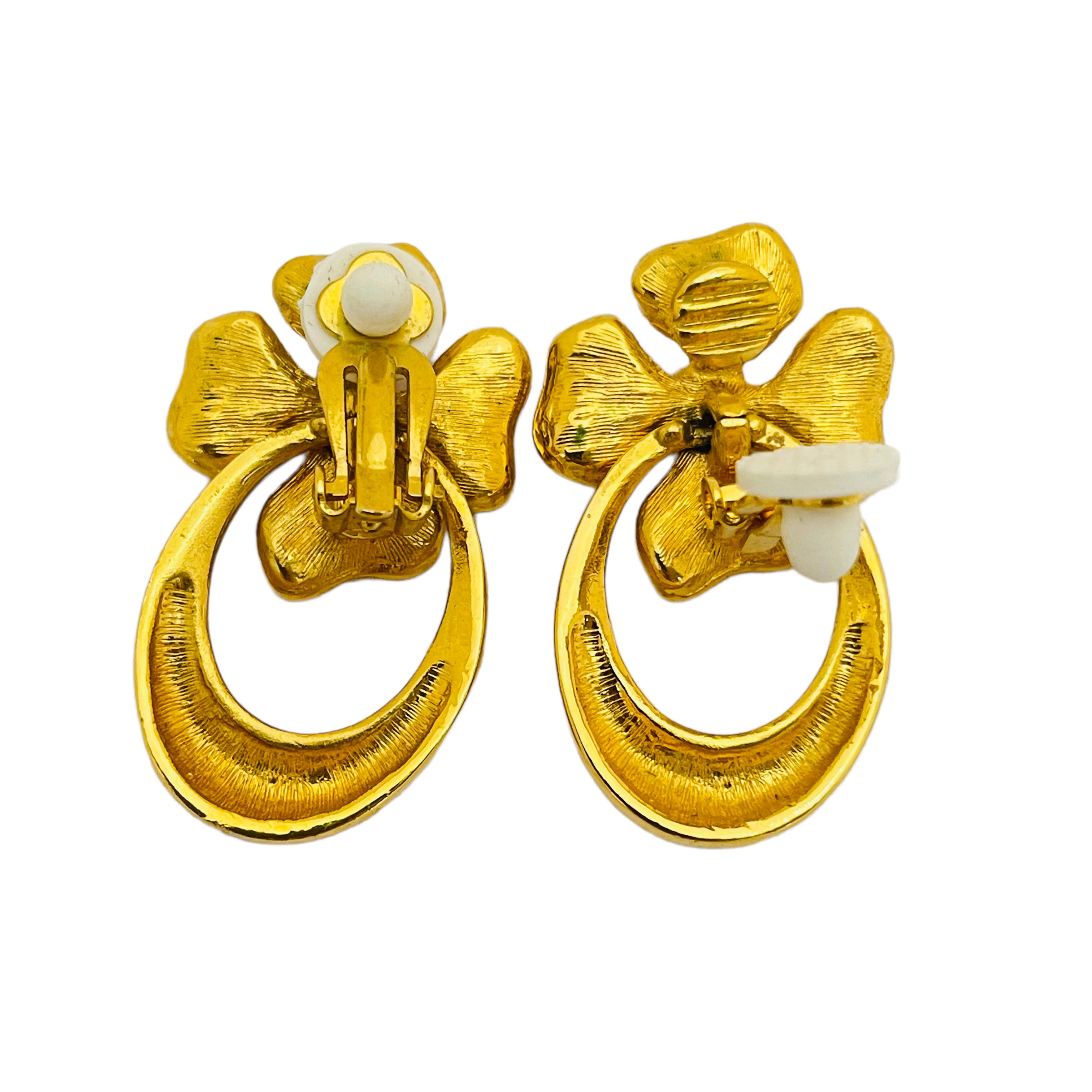 Vintage gold enamel flower designer runway clip on earrings In Good Condition For Sale In Palos Hills, IL