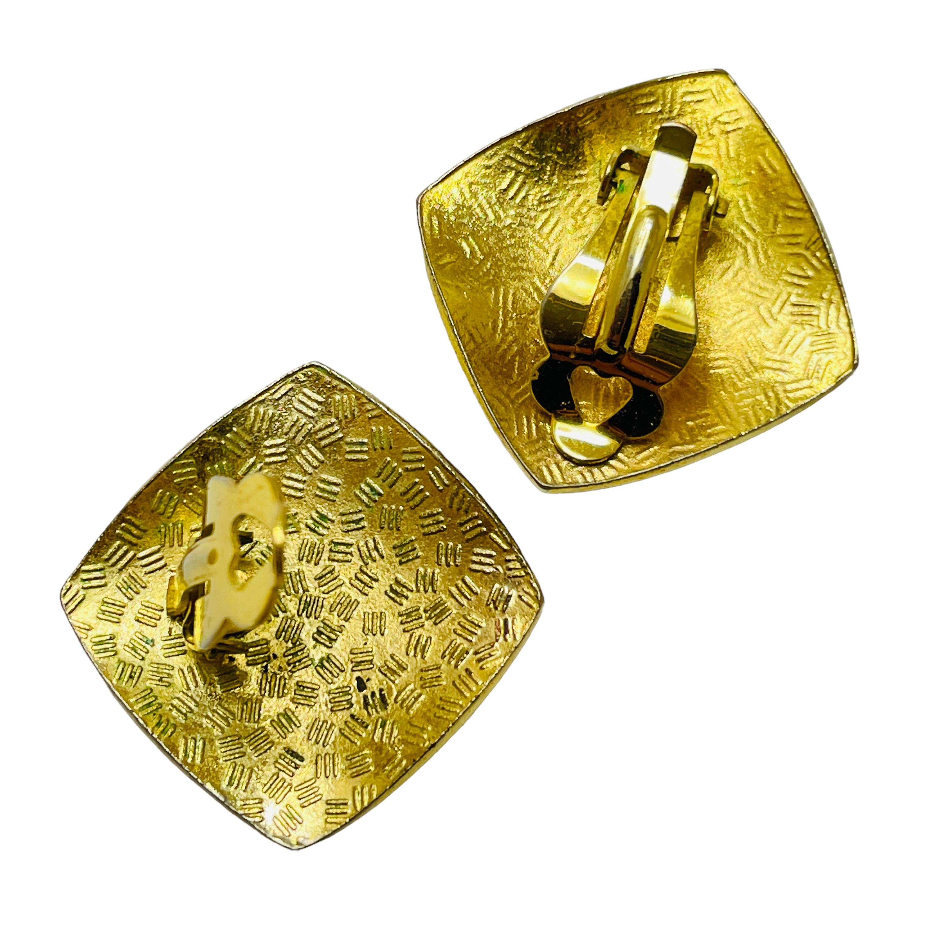 Vintage Gold Emaille-Blumen-Designer-Ohrringe mit Clip im Zustand „Gut“ im Angebot in Palos Hills, IL