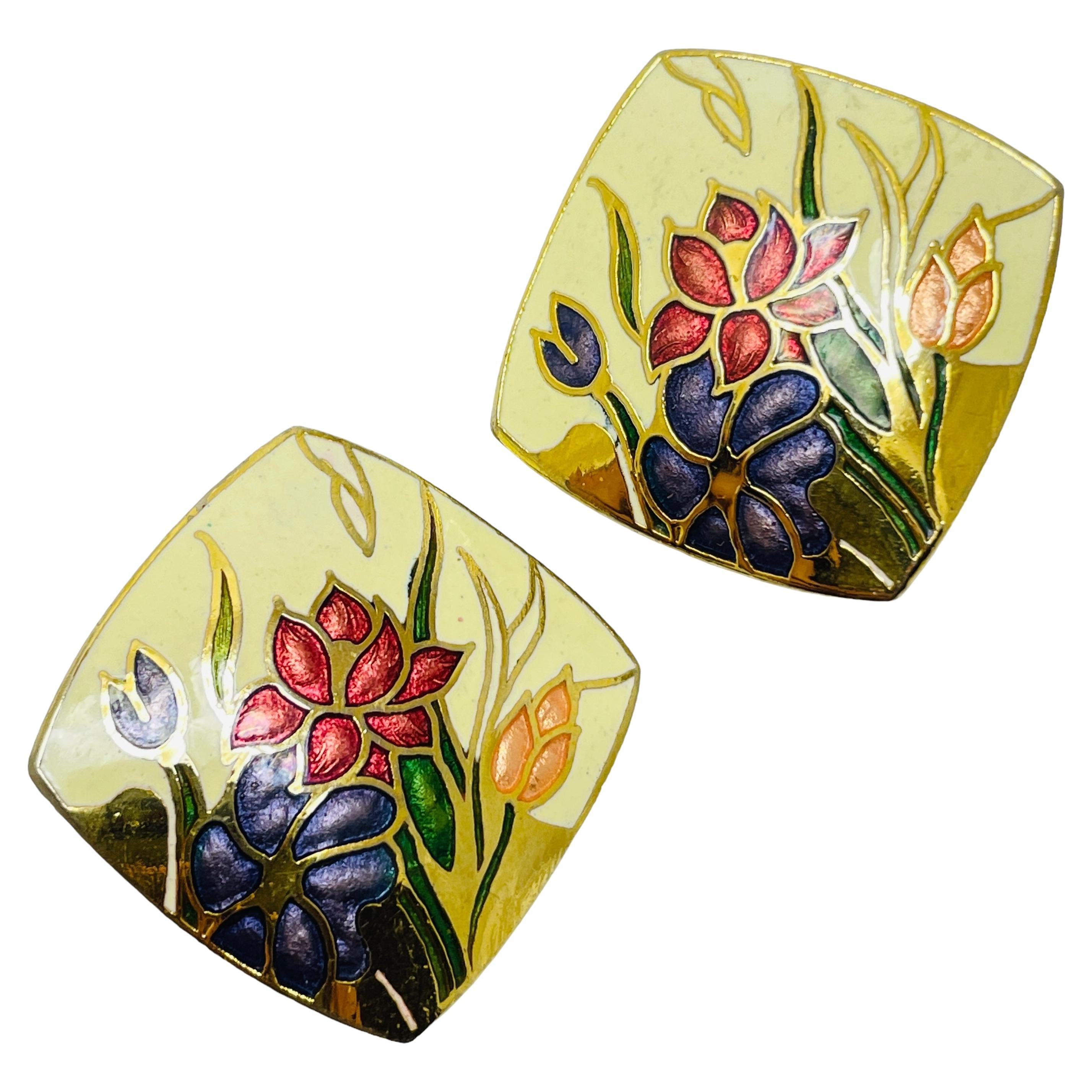 Pendientes de clip de diseño con flores de esmalte dorado vintage