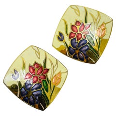 Pendientes de clip de diseño con flores de esmalte dorado vintage