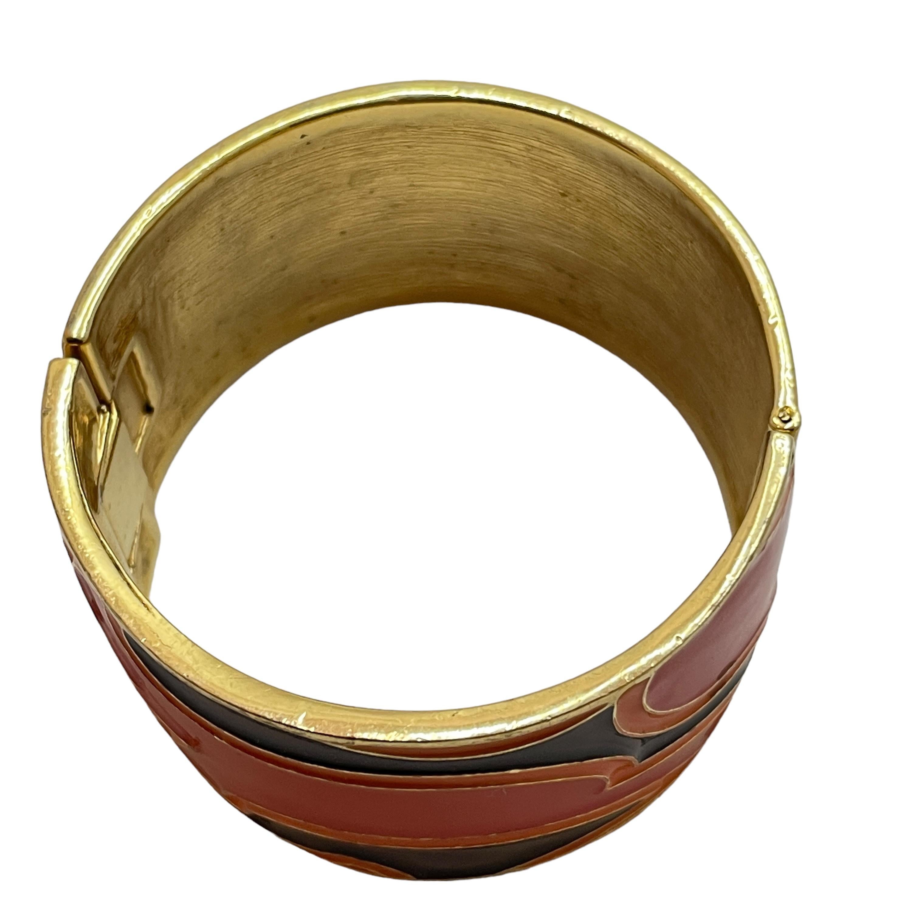 Vintage gold enamel geometric bangle bracelet In Excellent Condition For Sale In Palos Hills, IL