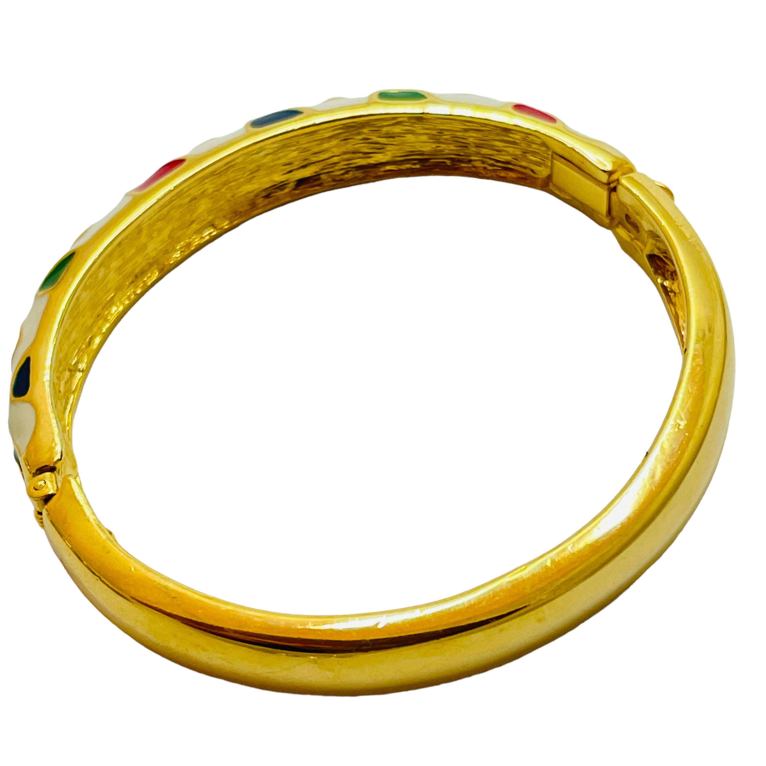 Vintage gold enamel hearts bangle bracelet  In Excellent Condition For Sale In Palos Hills, IL