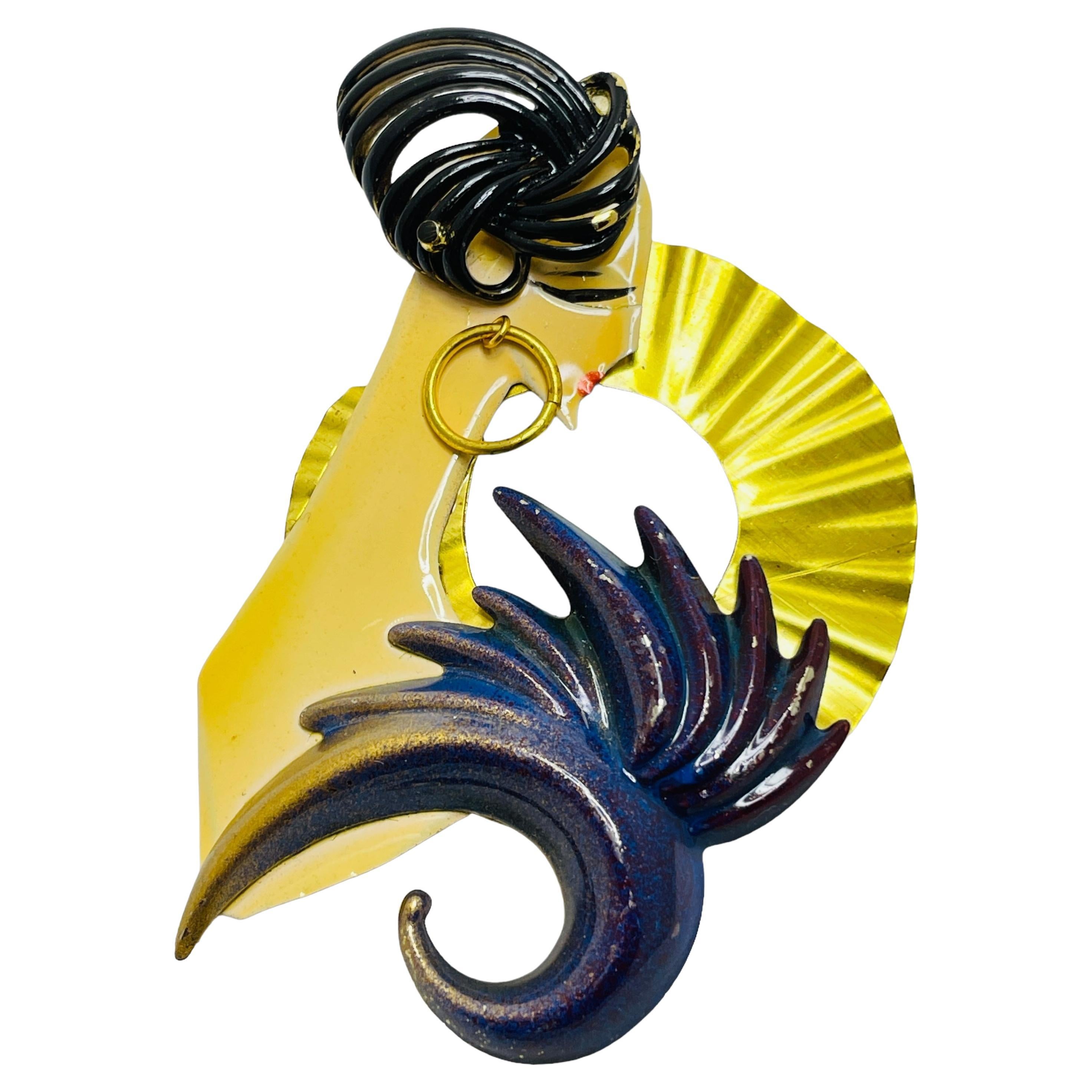 Broche vintage en émail doré pour dame artisanale
