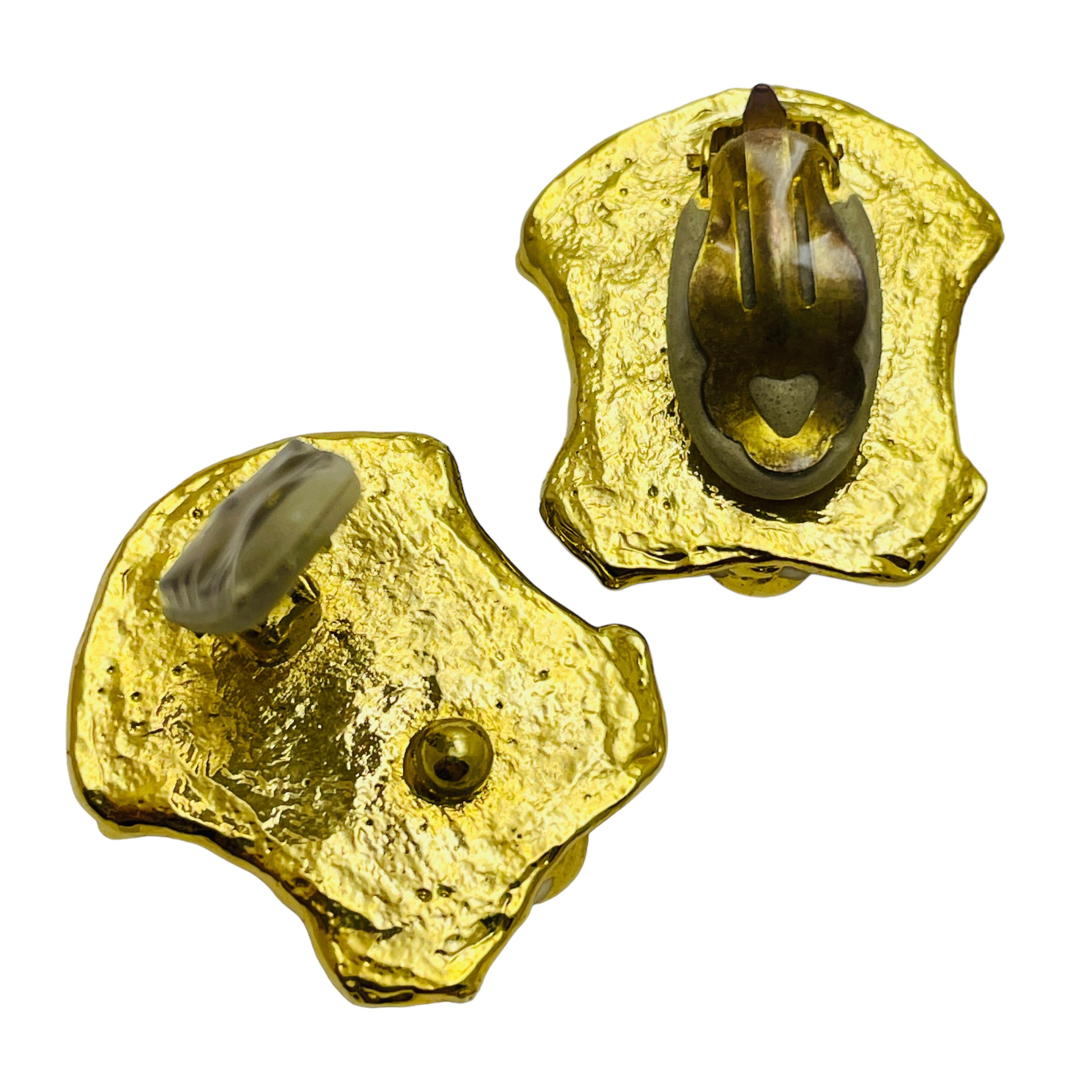 Vintage gold enamel nautical anchor designer runway clip on earrings In Good Condition For Sale In Palos Hills, IL
