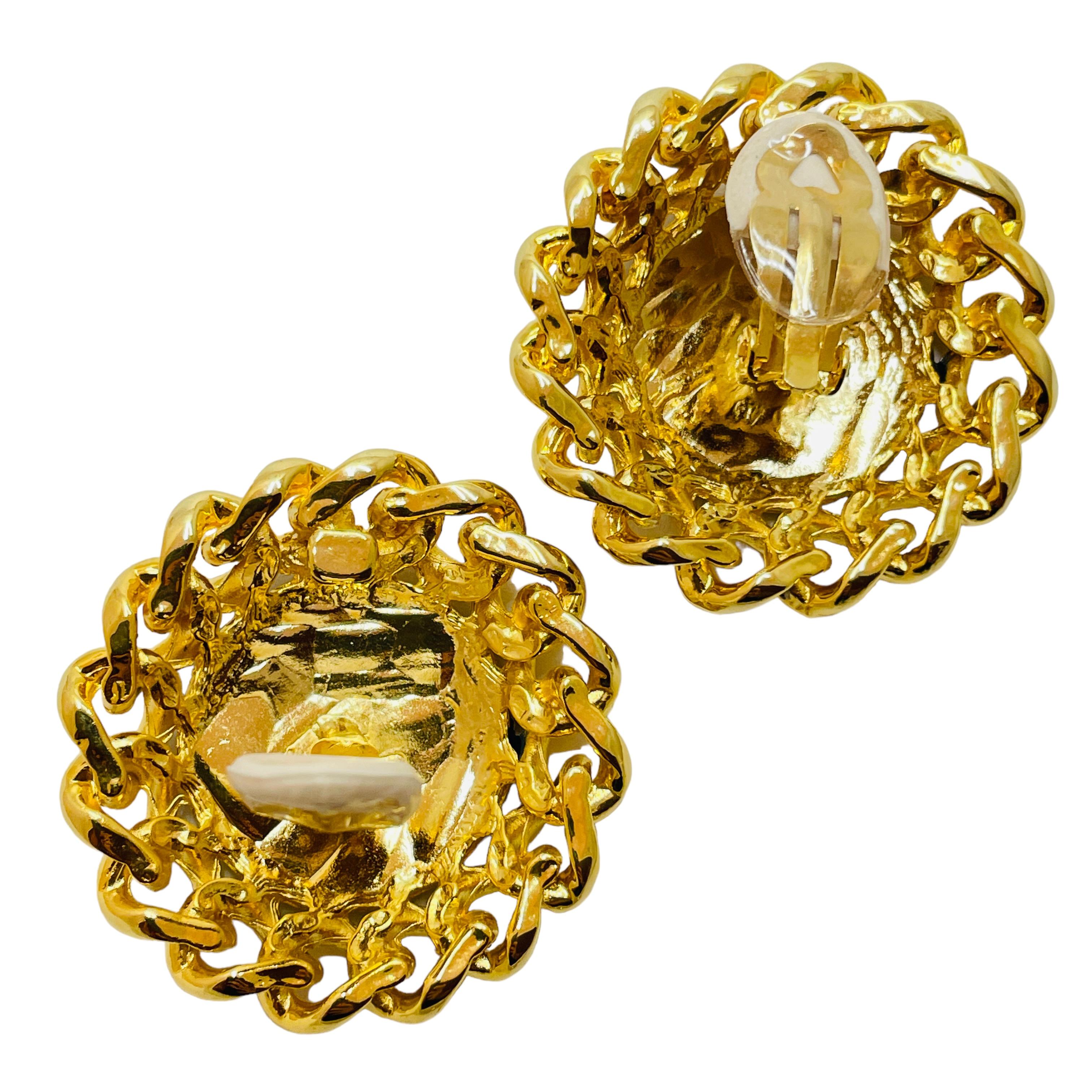 Vintage gold enamel nautical clip on designer earrings In Excellent Condition For Sale In Palos Hills, IL