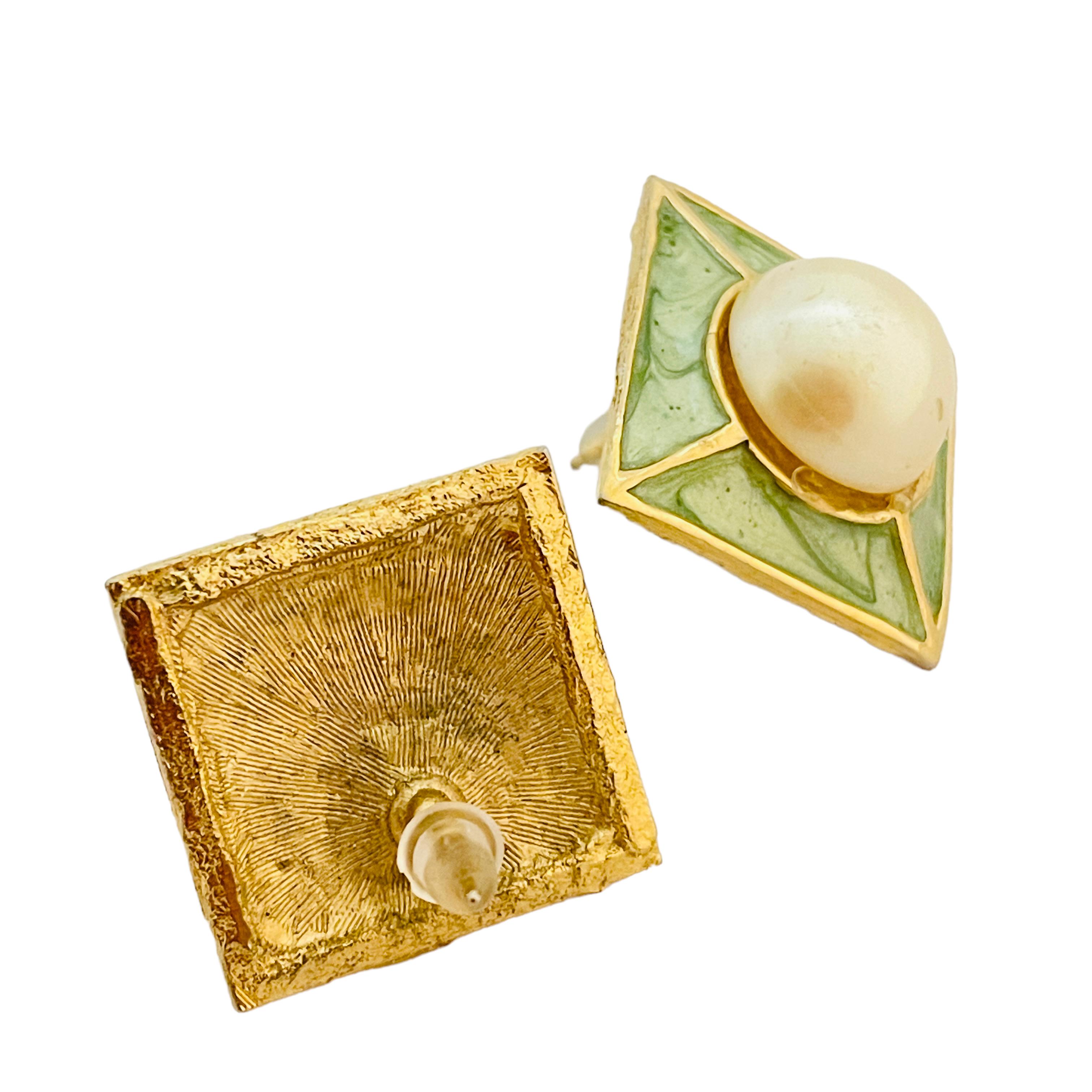 Vintage gold enamel pearl designer runway pierced earrings In Good Condition For Sale In Palos Hills, IL