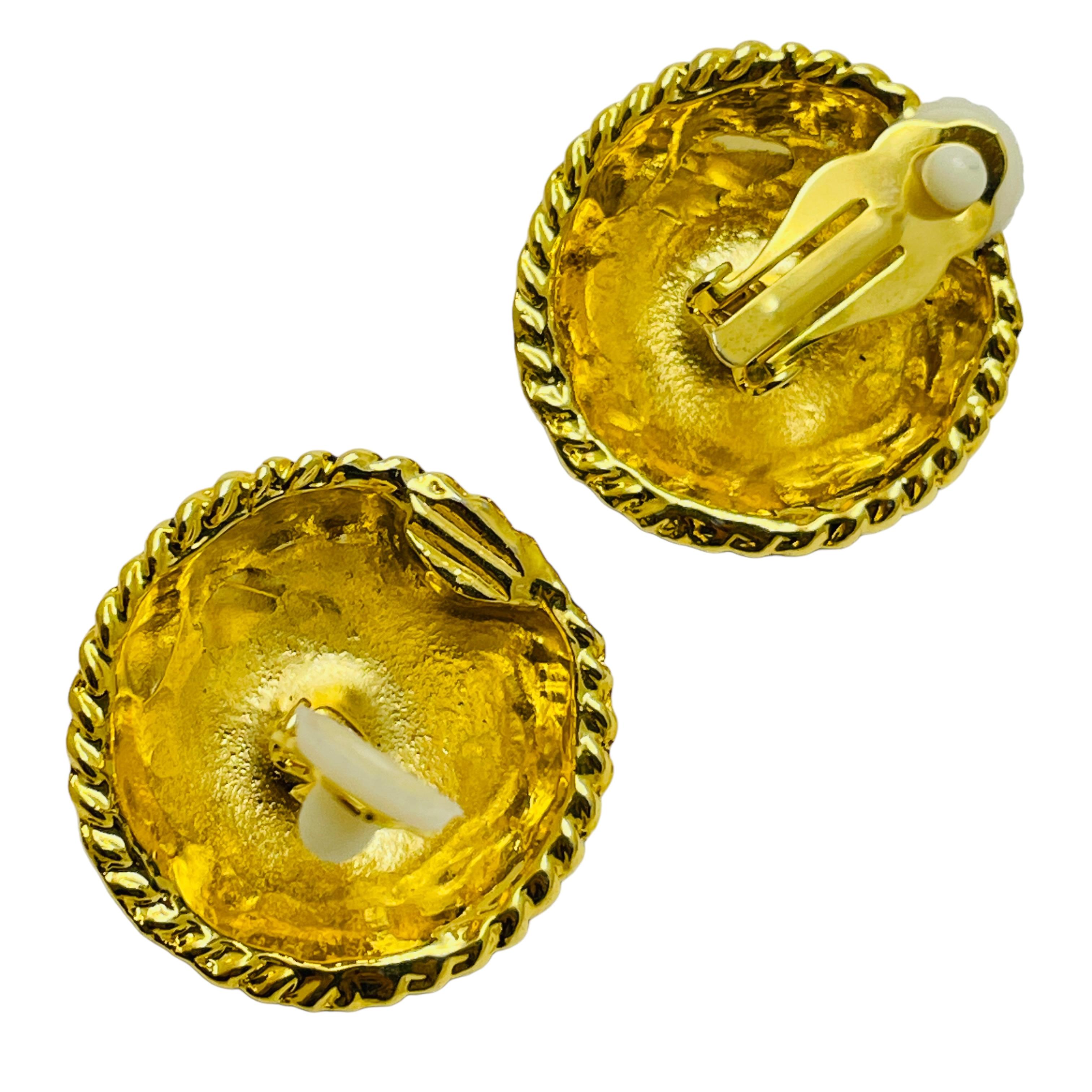 Orecchini a clip d'epoca con smalto d'oro e perle massicce, firmati dalla passerella In condizioni buone in vendita a Palos Hills, IL