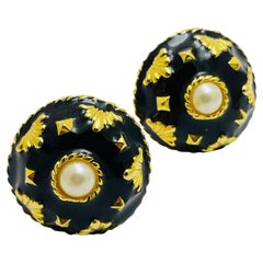 Boucles d'oreilles à clip vintage en émail doré avec perles massives de créateurs de mode