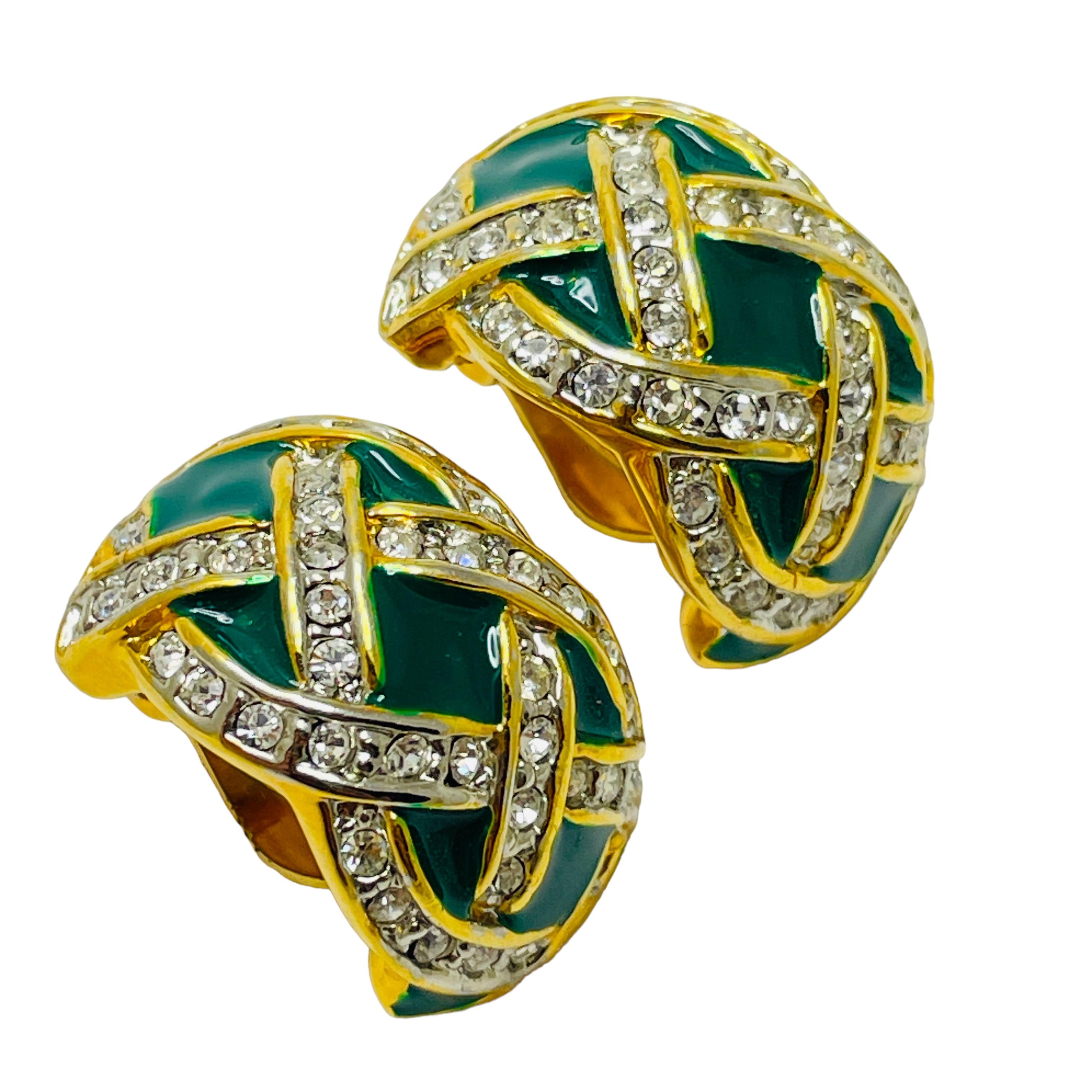 DETAILS

• unsigned 

• gold tone with enamel and rhinestones

• vintage designer earrings

MEASUREMENTS  

• 1” by 5/8”

CONDITION

•  very good vintage condition with minimal signs of wear 

 Sku 41

❤️❤️  VINTAGE DESIGNER JEWELRY ❤️❤️

❤️❤️ 