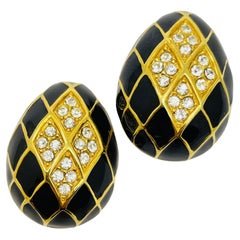 Boucles d'oreilles à clip vintage en émail doré et strass.