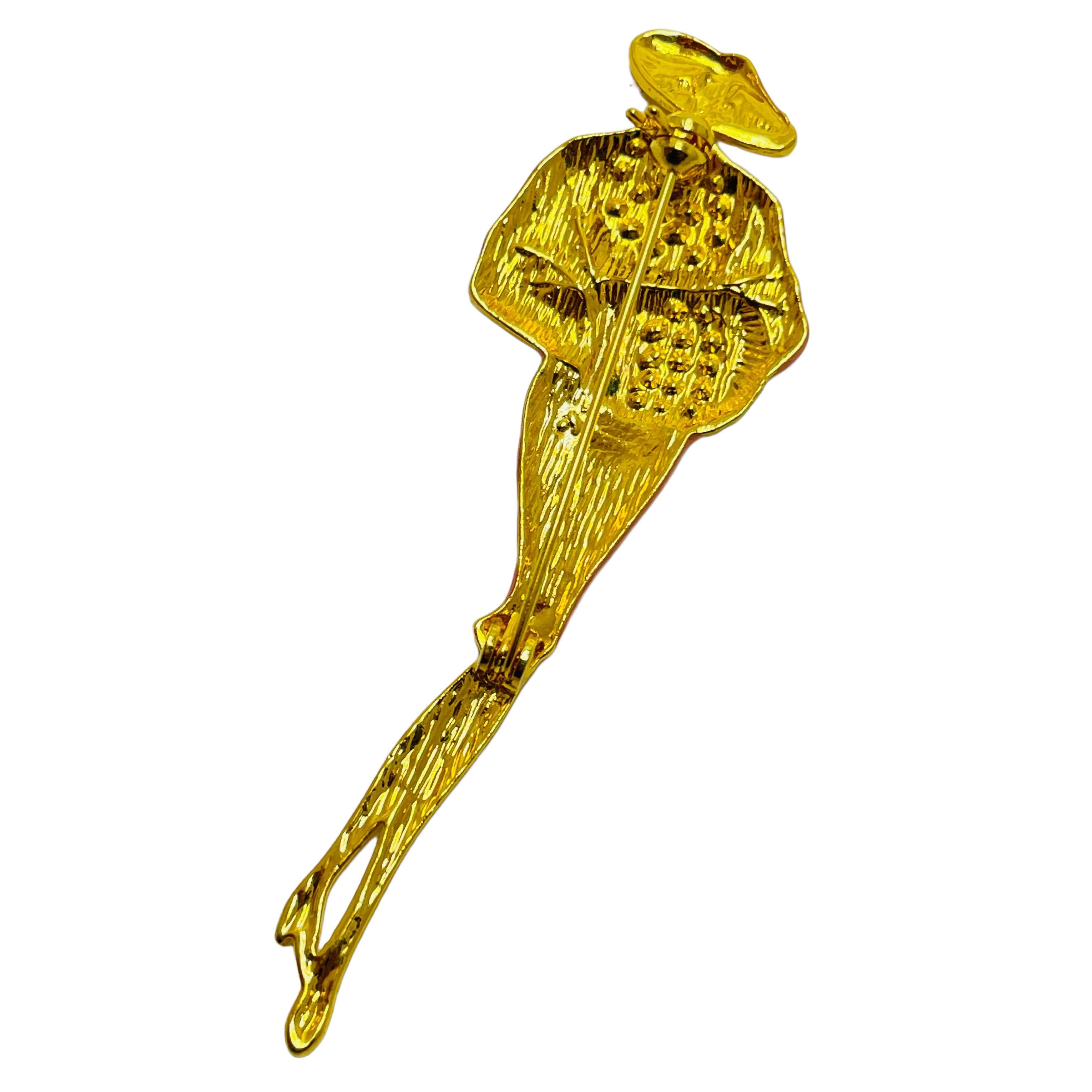 Broche de diseño vintage de esmalte dorado con strass elegante dama con sombrero en Bueno estado para la venta en Palos Hills, IL