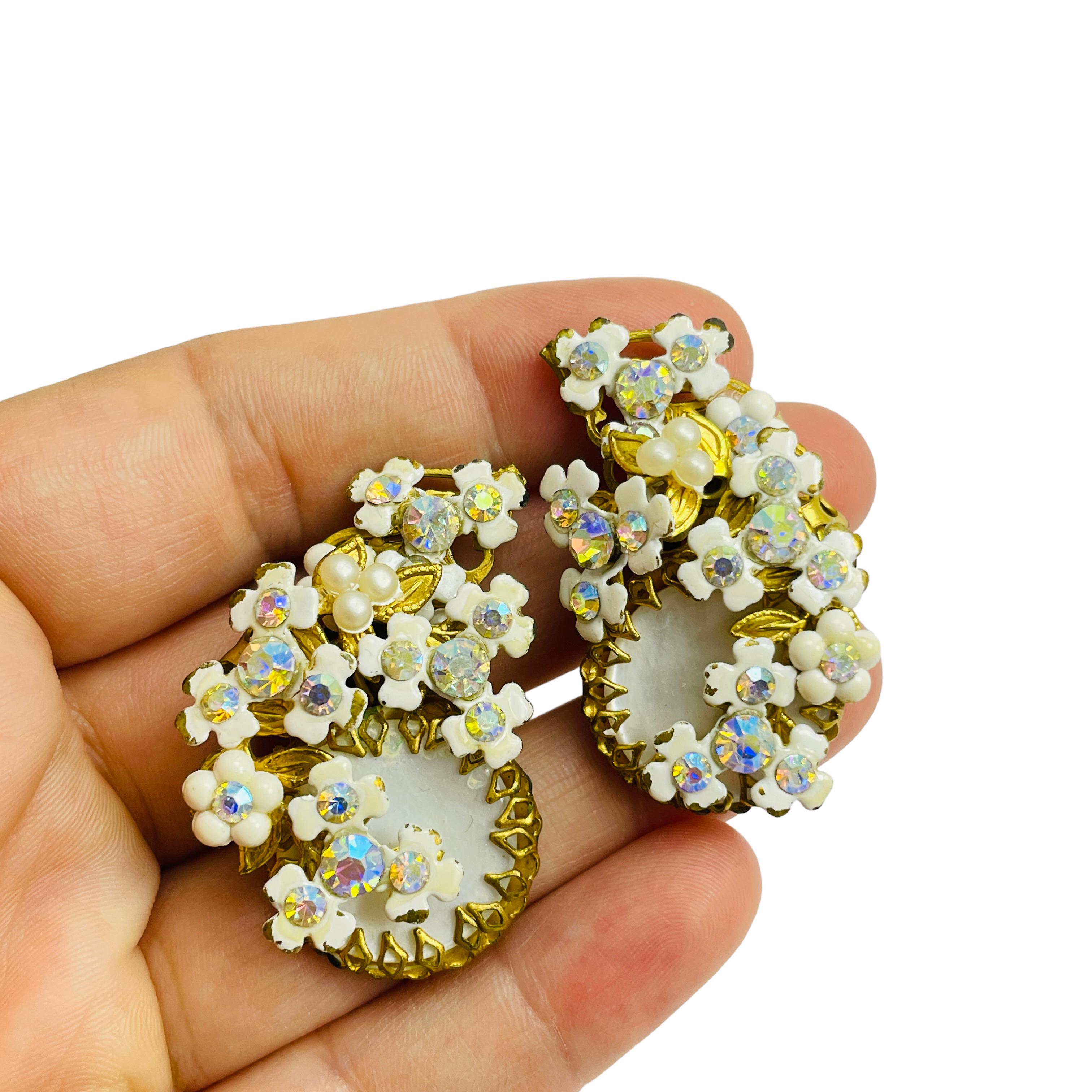 Vintage gold enamel rhinestone flower designer clip on earrings In Good Condition For Sale In Palos Hills, IL
