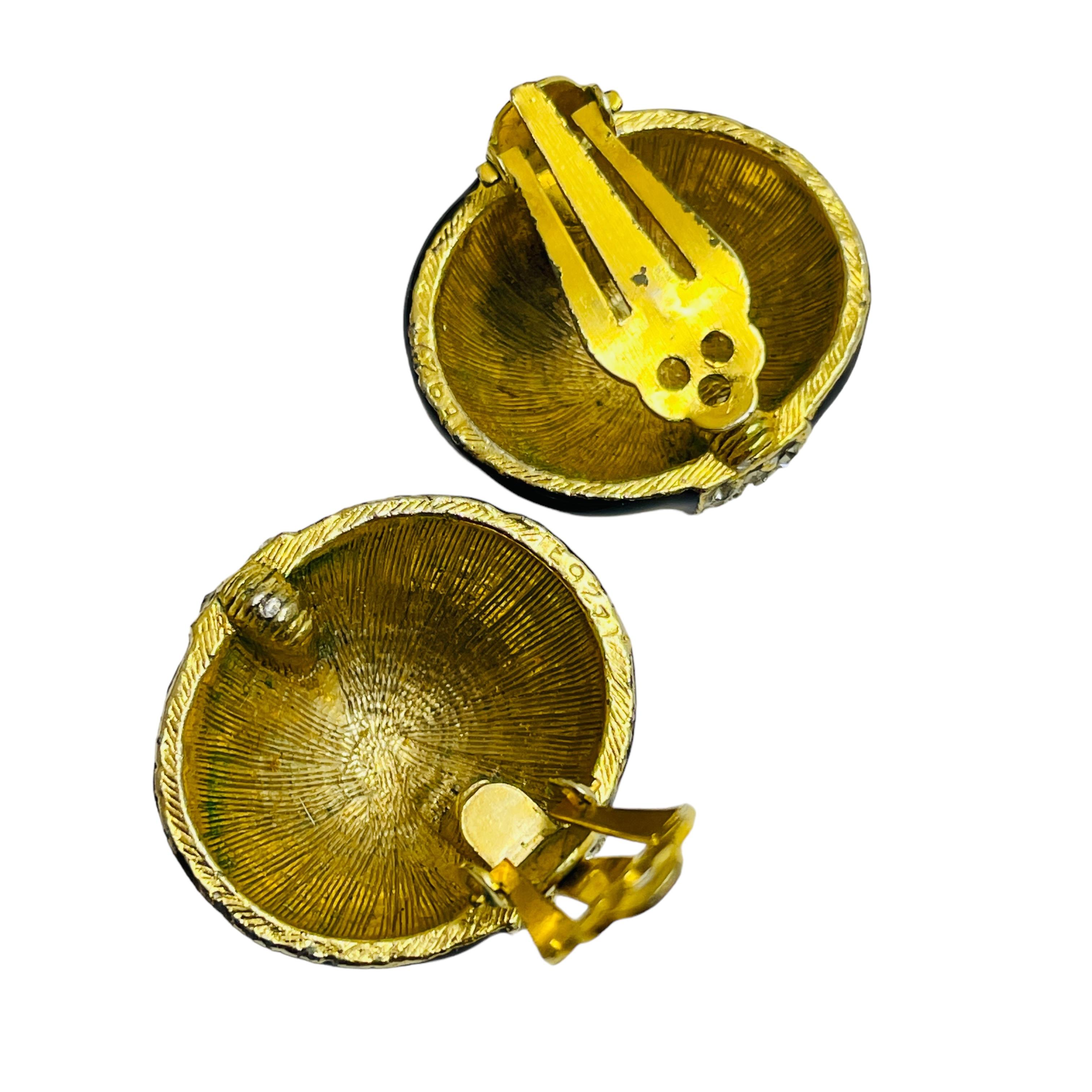 Orecchini a clip d'epoca con smalto dorato e strass, di design massiccio e da passerella In condizioni buone in vendita a Palos Hills, IL