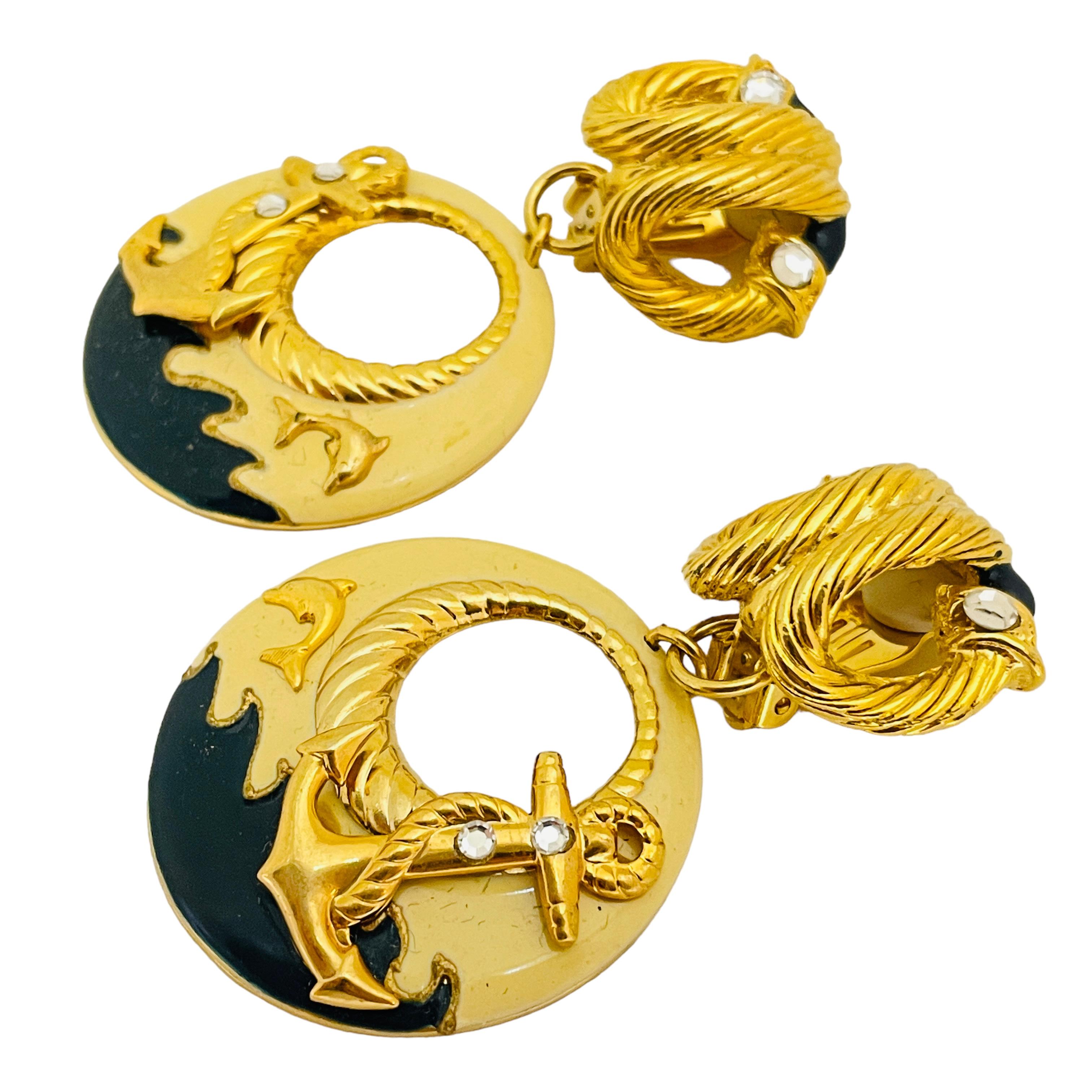 DETAILS

• unsigned    

• gold tone with enamel and rhinestones

• vintage designer earrings

MEASUREMENTS  

• 

CONDITION

•  very good vintage condition with minimal signs of wear 

 Sku 37

❤️❤️  VINTAGE DESIGNER JEWELRY ❤️❤️

❤️❤️  ALEXANDER’S