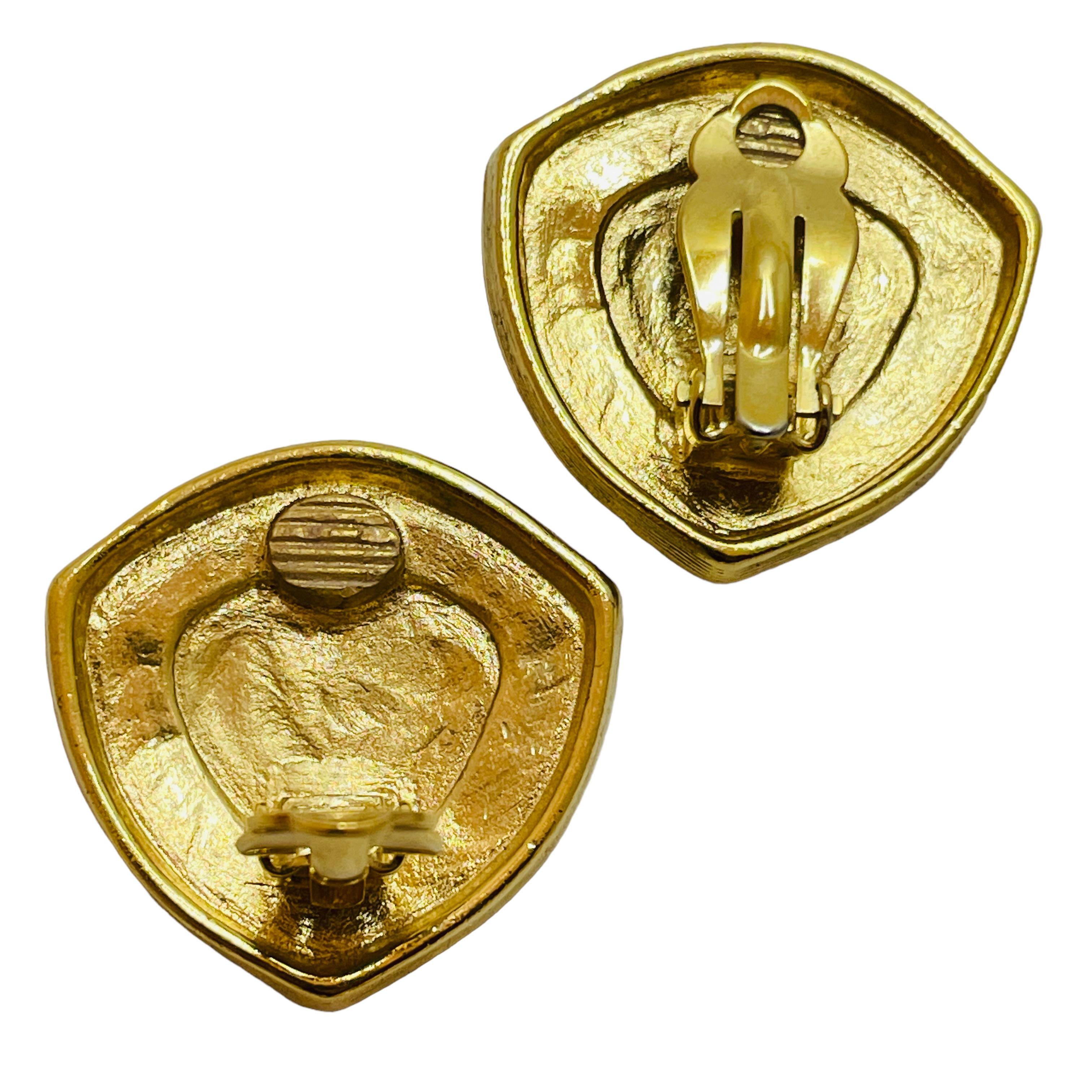 Vintage gold enamel clip on earrings In Excellent Condition For Sale In Palos Hills, IL