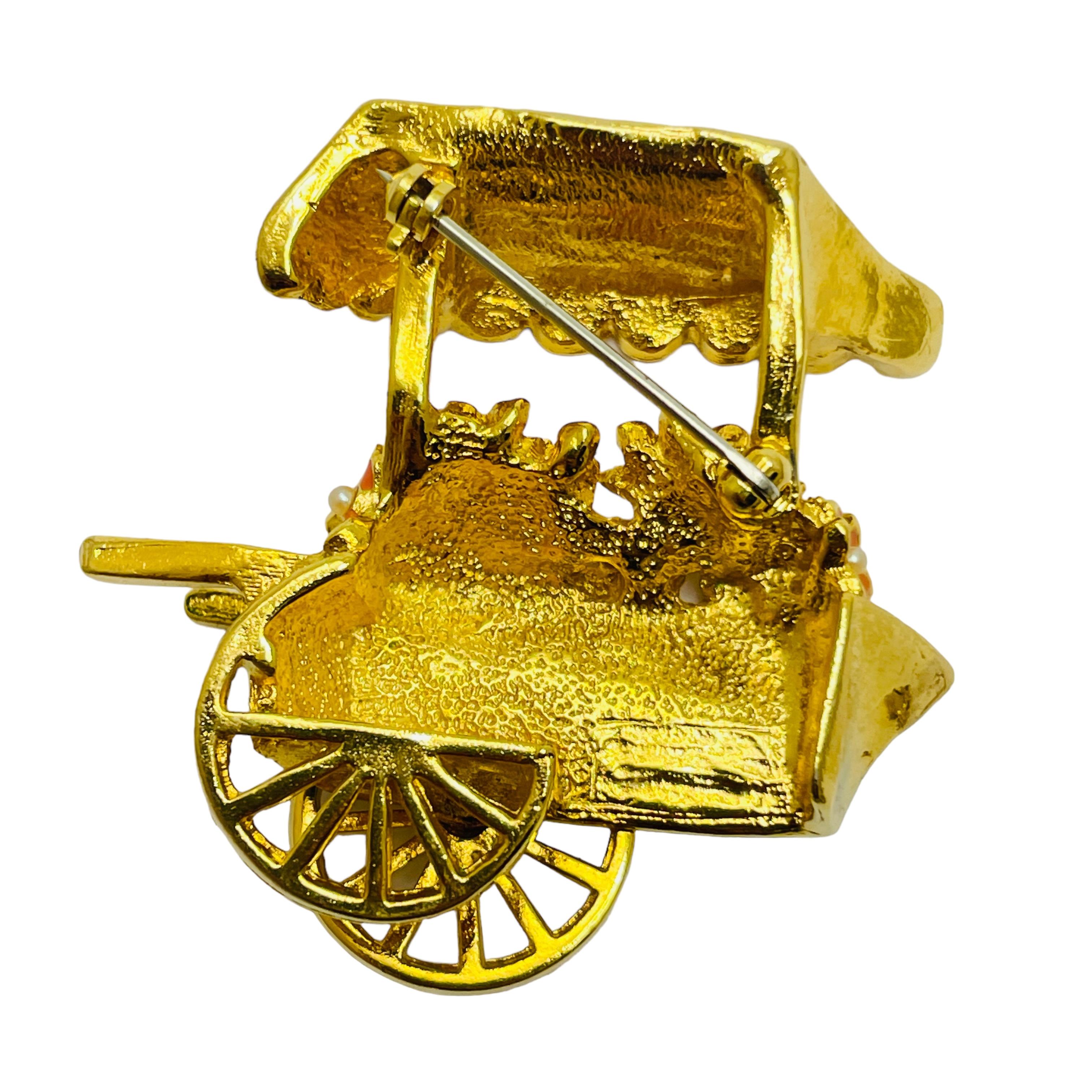 Vintage gold enamrl pearl flower cart designer brooch In Good Condition For Sale In Palos Hills, IL