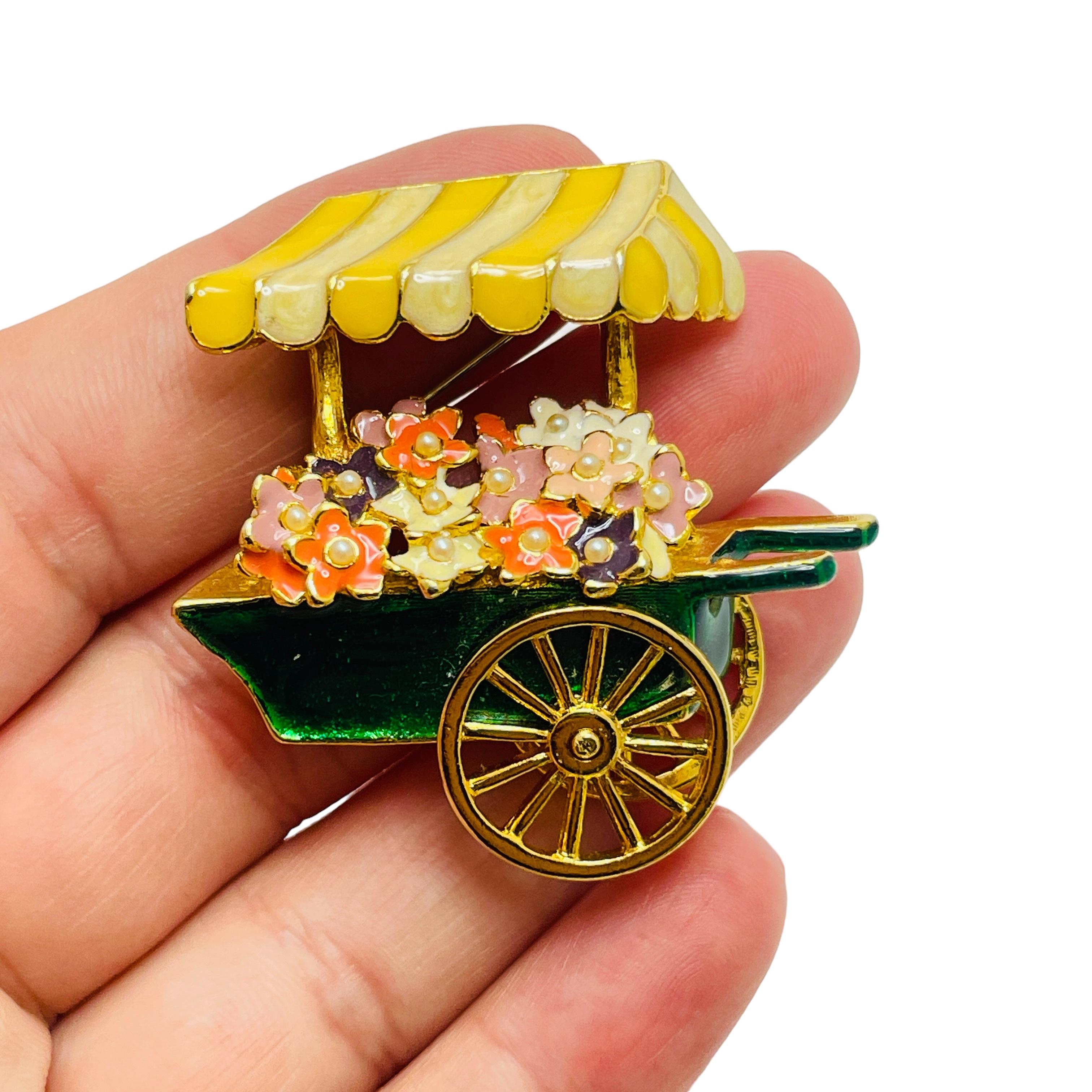 Women's Vintage gold enamrl pearl flower cart designer brooch For Sale