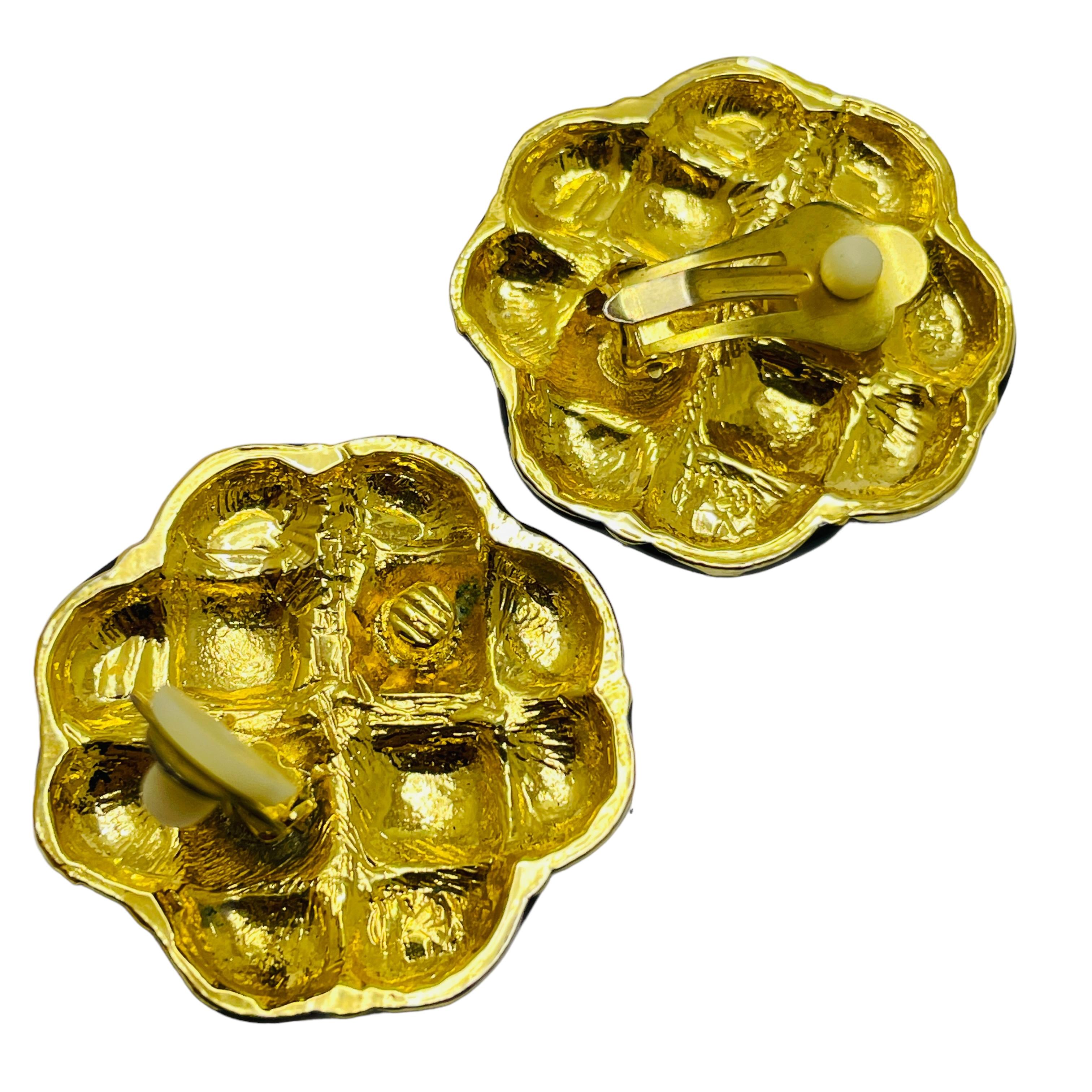 Vintage gold ensmel massive designer runway clip on earrings In Good Condition For Sale In Palos Hills, IL