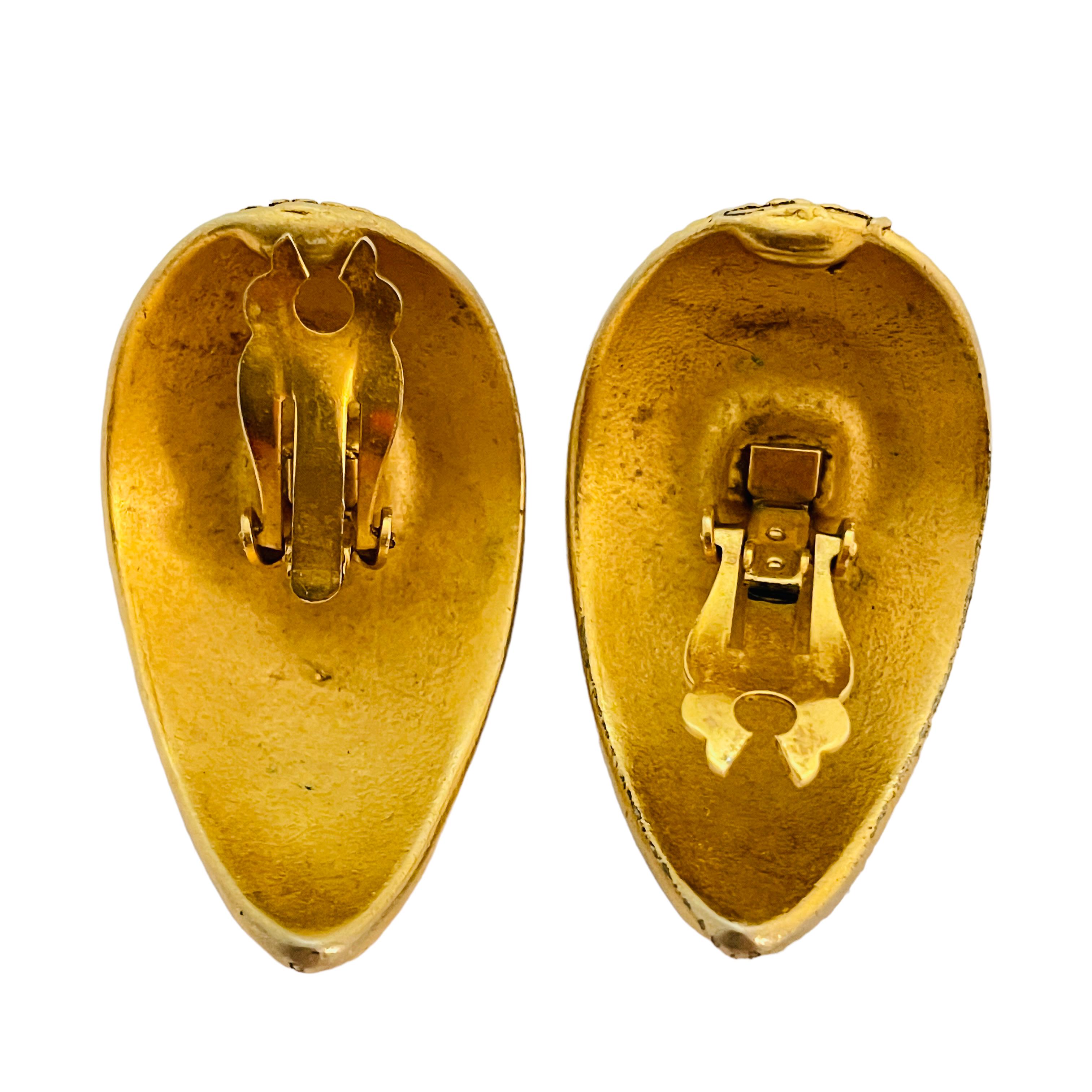 Vintage gold Etruscan black cab designer runway clip on earrings In Good Condition For Sale In Palos Hills, IL
