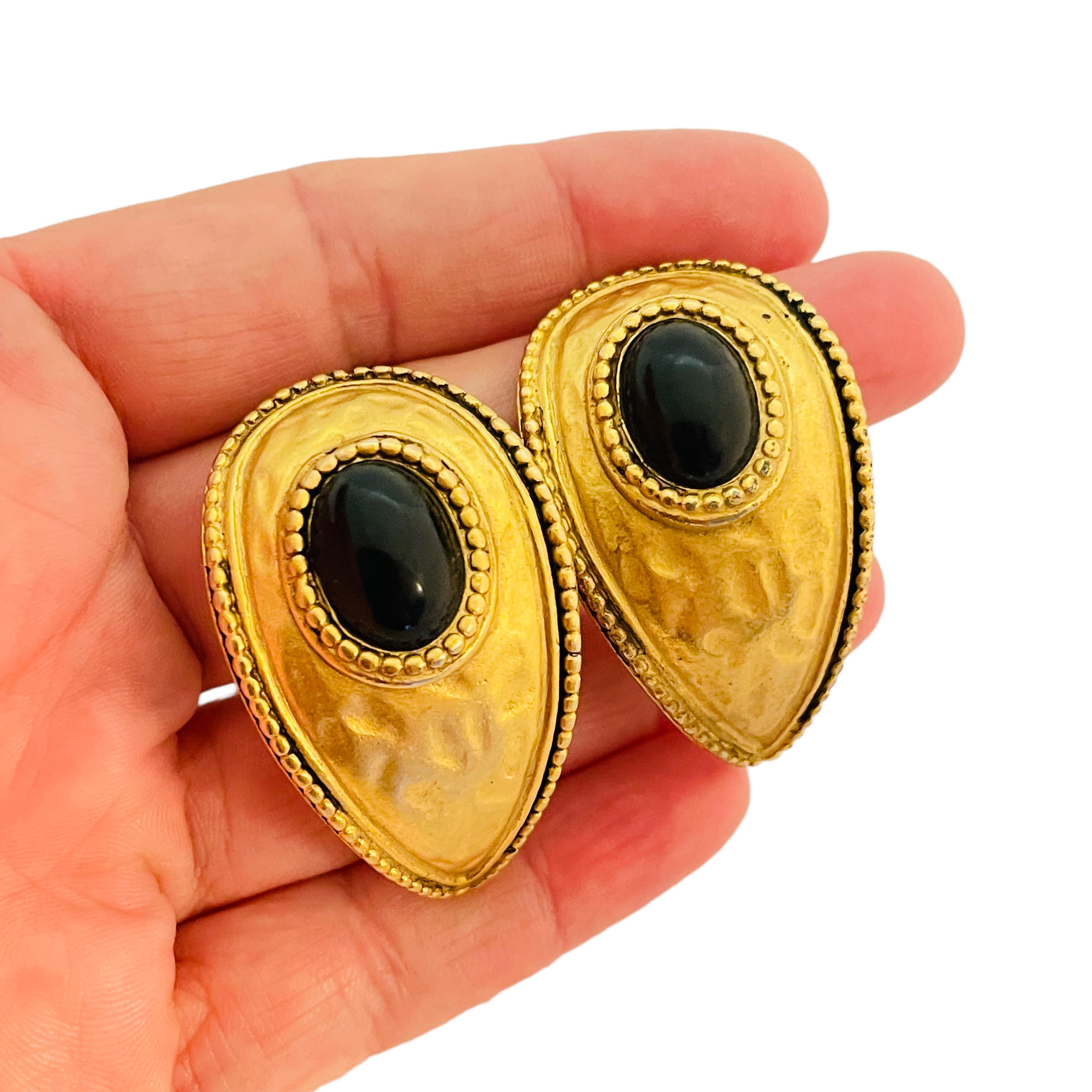 Women's or Men's Vintage gold Etruscan black cab designer runway clip on earrings For Sale
