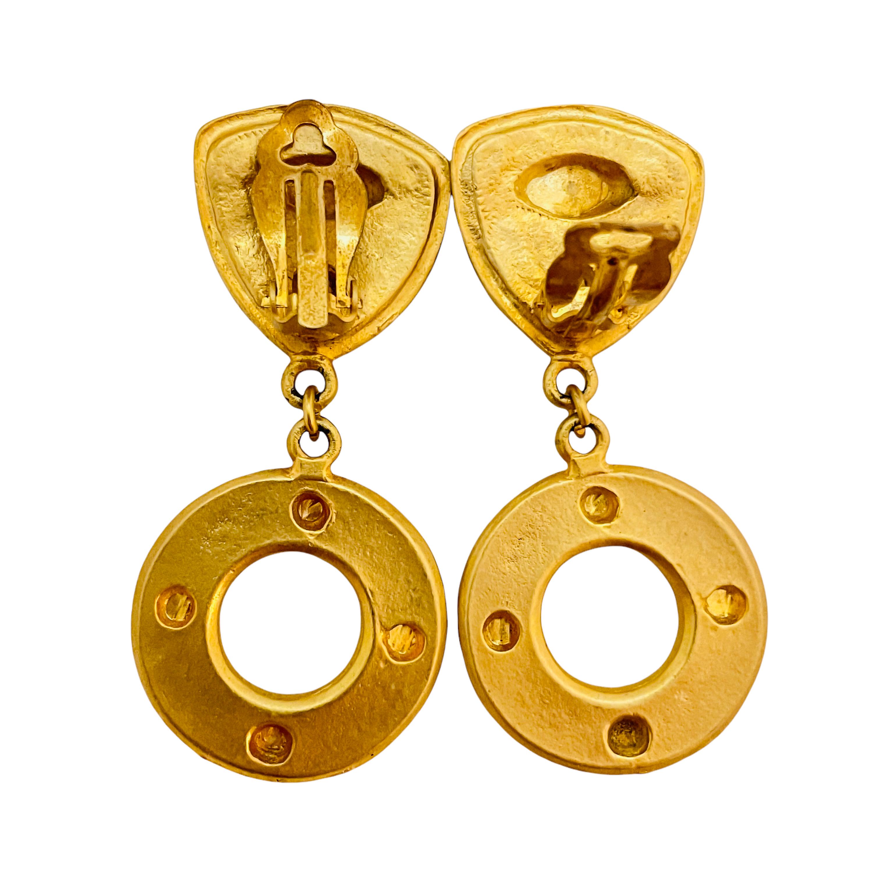 Clips d'oreilles vintage de créateur de défilé en or avec fausse turquoise étrusque pendante Bon état - En vente à Palos Hills, IL