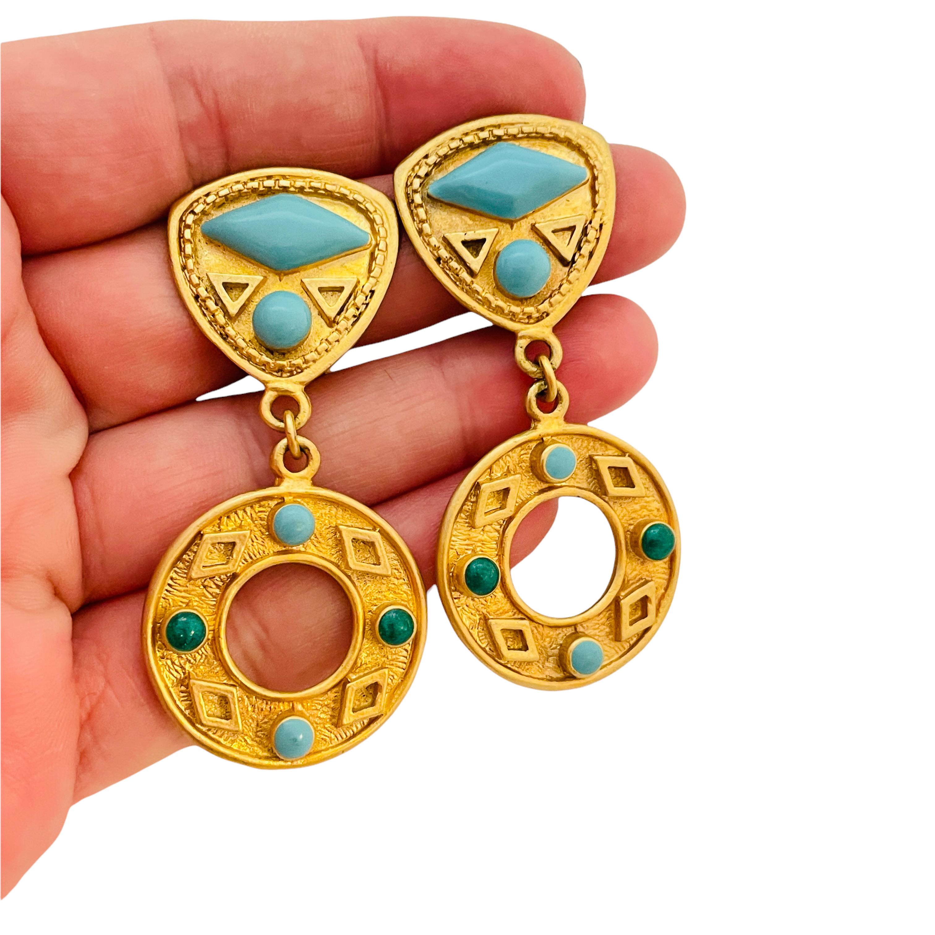 Clips d'oreilles vintage de créateur de défilé en or avec fausse turquoise étrusque pendante Pour femmes en vente