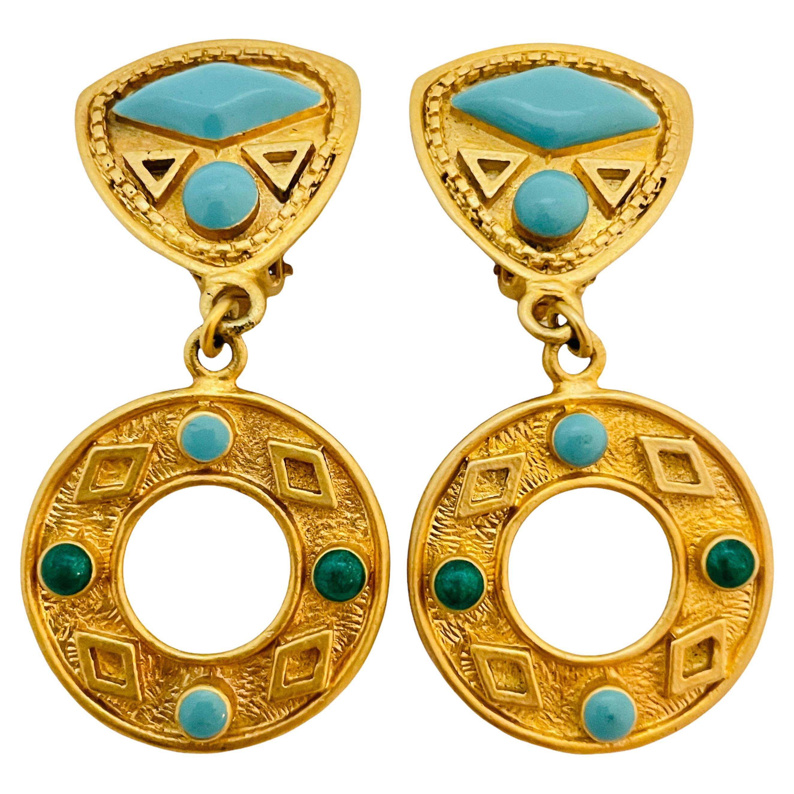 Clips d'oreilles vintage de créateur de défilé en or avec fausse turquoise étrusque pendante en vente