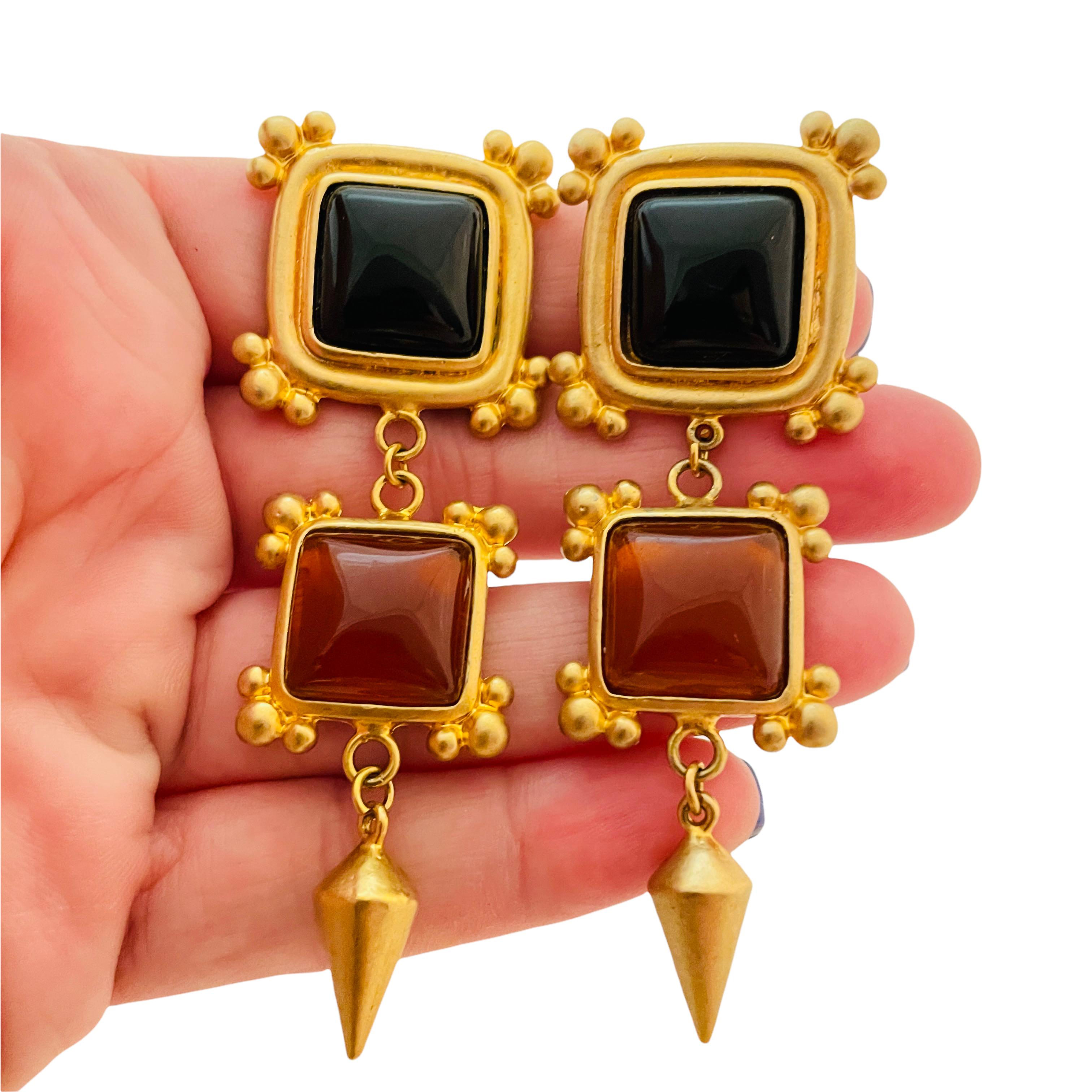 Vintage gold Etruscan glass onyx carnelian designer runway clip on earrings In Good Condition For Sale In Palos Hills, IL