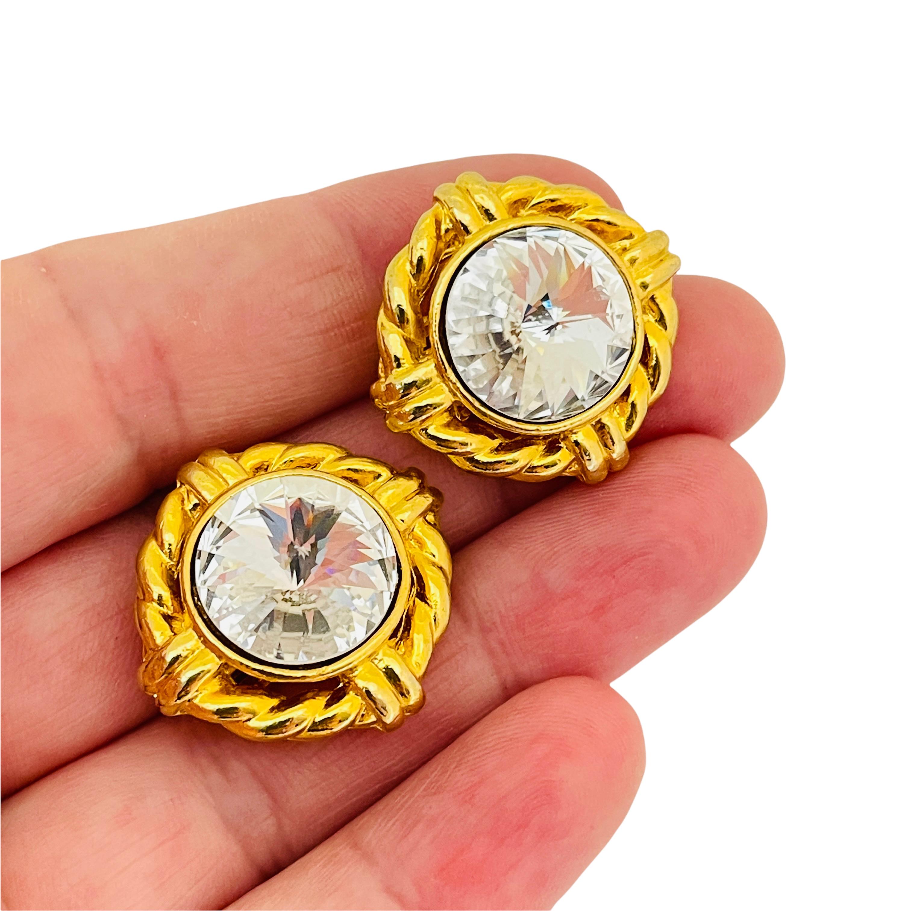 DETAILS

- • ohne Vorzeichen 

- • goldfarben mit Glas

- • Vintage-Designer-Ohrringe vom Laufsteg 

MASSNAHMEN

- • 1