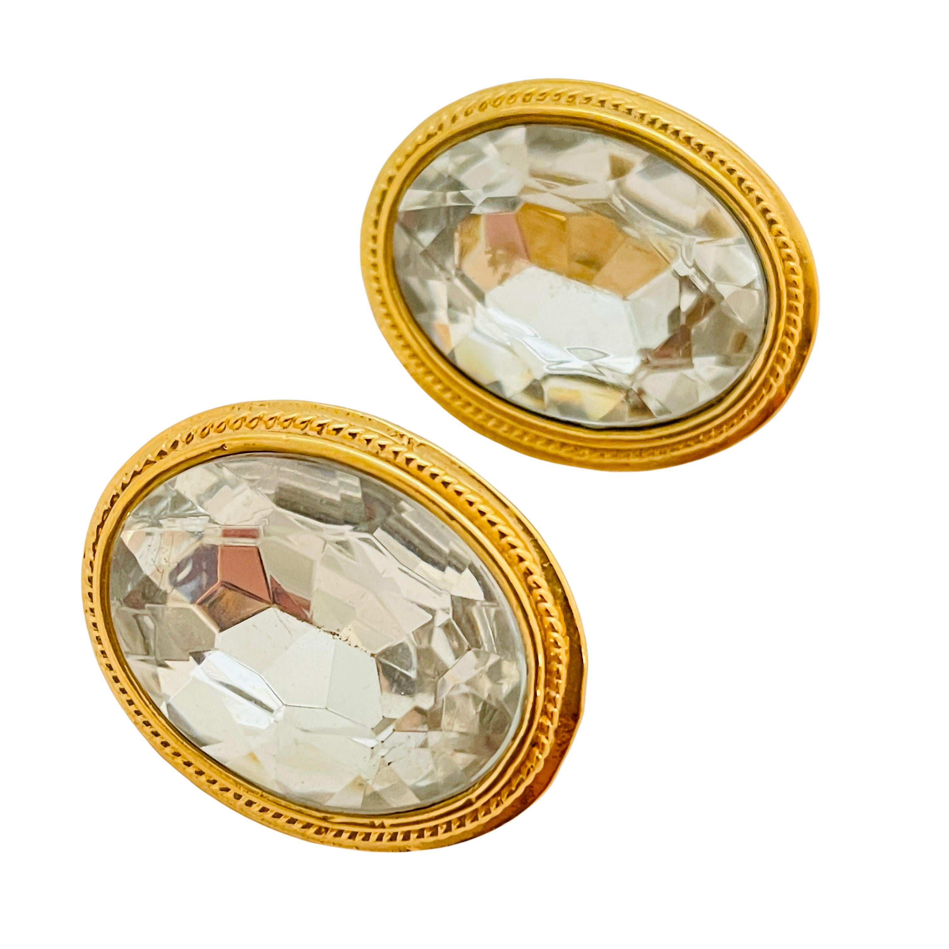 DETAILS

- • ohne Vorzeichen

- • goldfarben mit Glas

- • vintage-Designer-Laufsteg-Ohrringe

MASSNAHMEN

- • 1.25