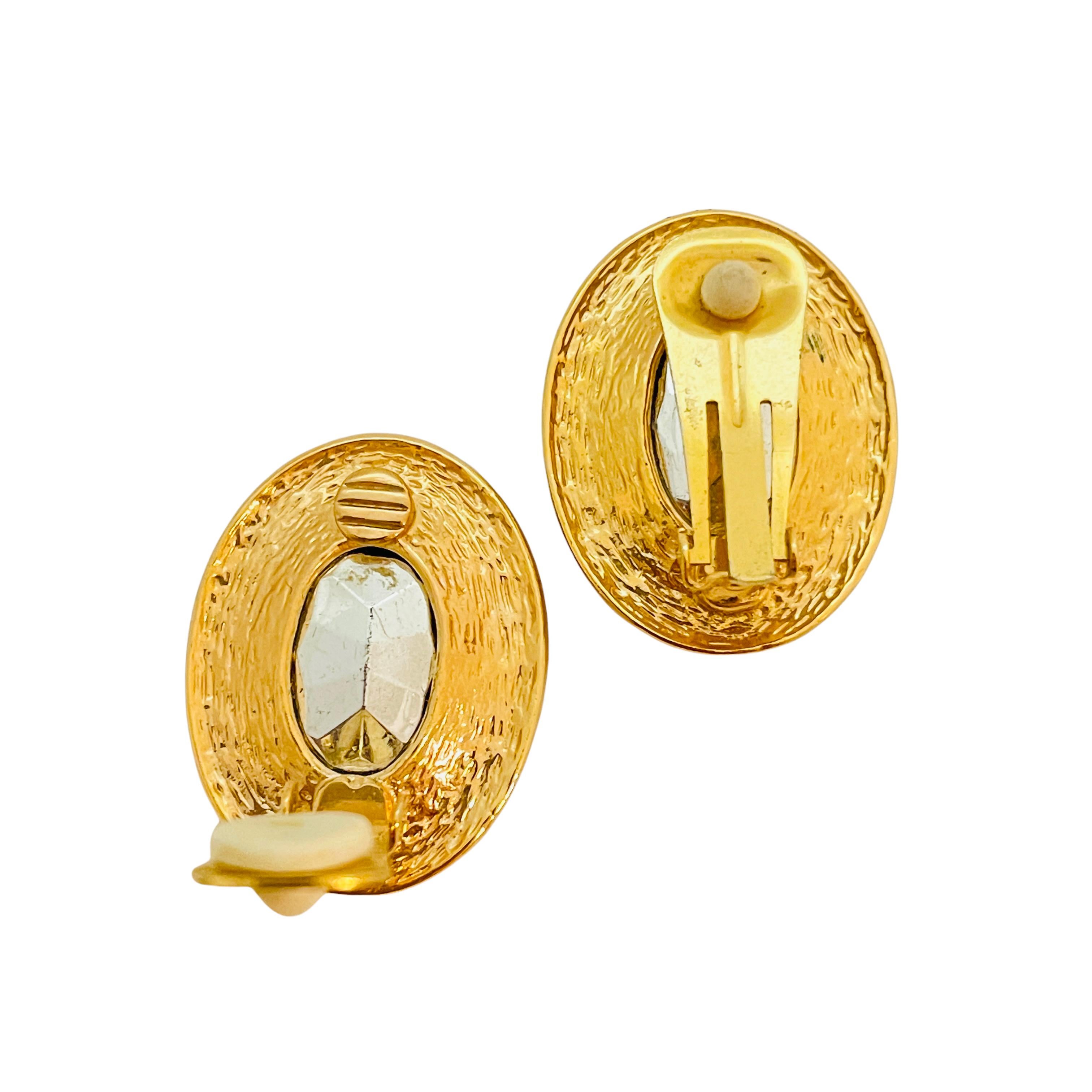 Vintage gold faceted glass designer runway clip on earrings In Good Condition For Sale In Palos Hills, IL