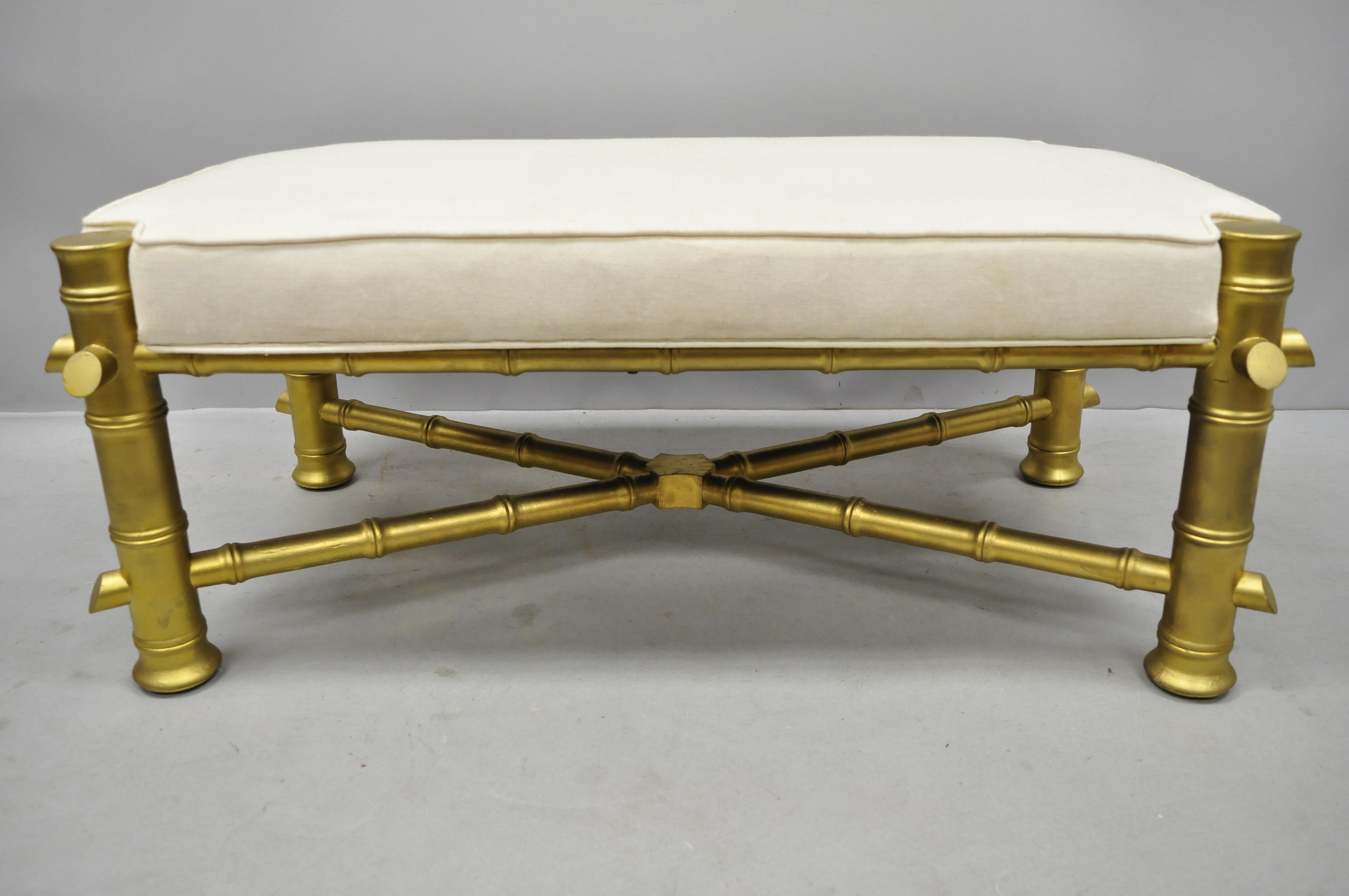 Banc vintage en faux bambou doré de style chinois Chippendale avec cadre en X tapissé. Cet article se caractérise par une finition peinte en or, une base à châssis, une construction en bois massif, une assise rembourrée, un style et une forme