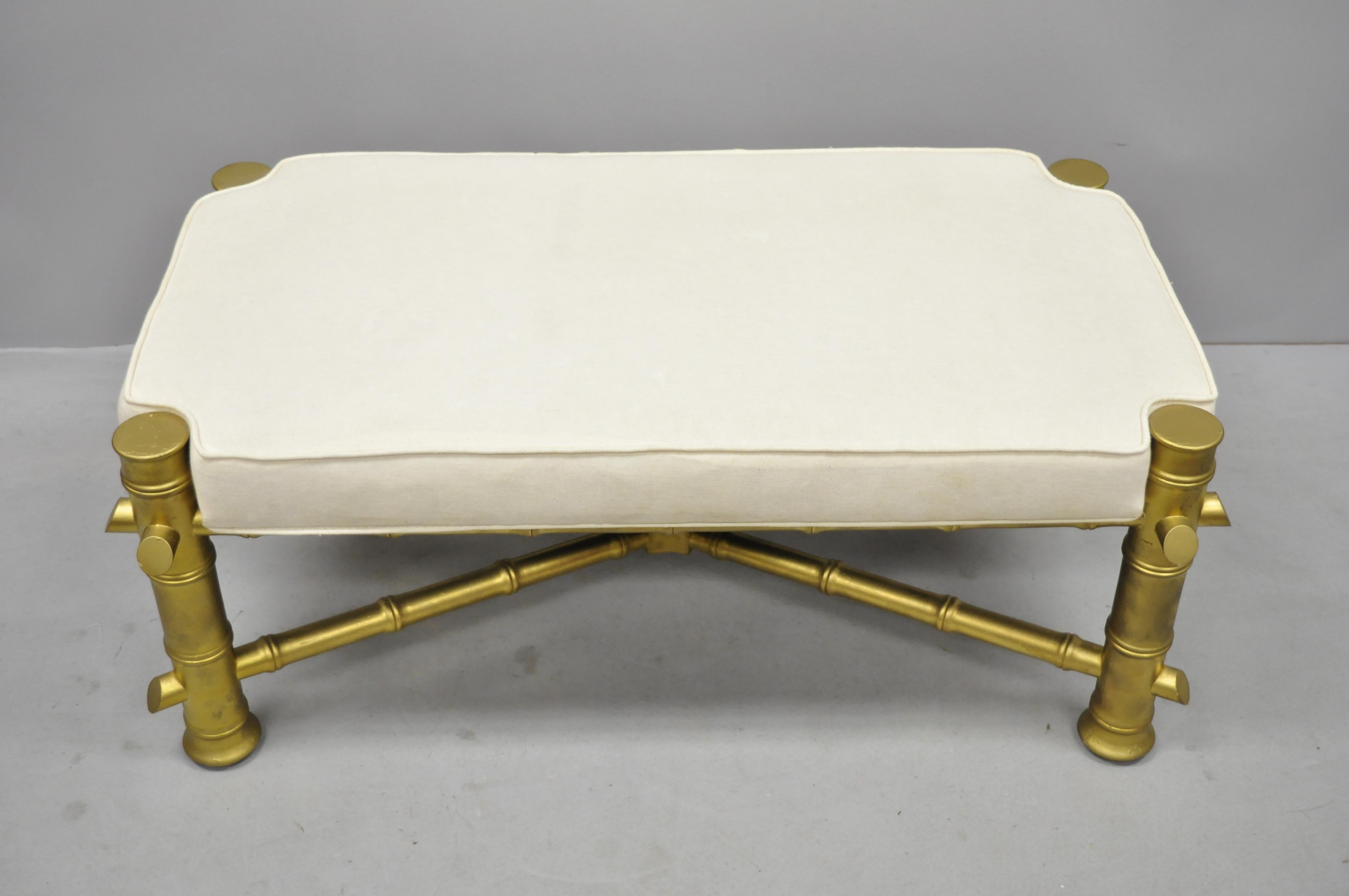 Hollywood Regency Banc à cadre en X tapissé d'or et de faux bambou de style Chippendale chinois