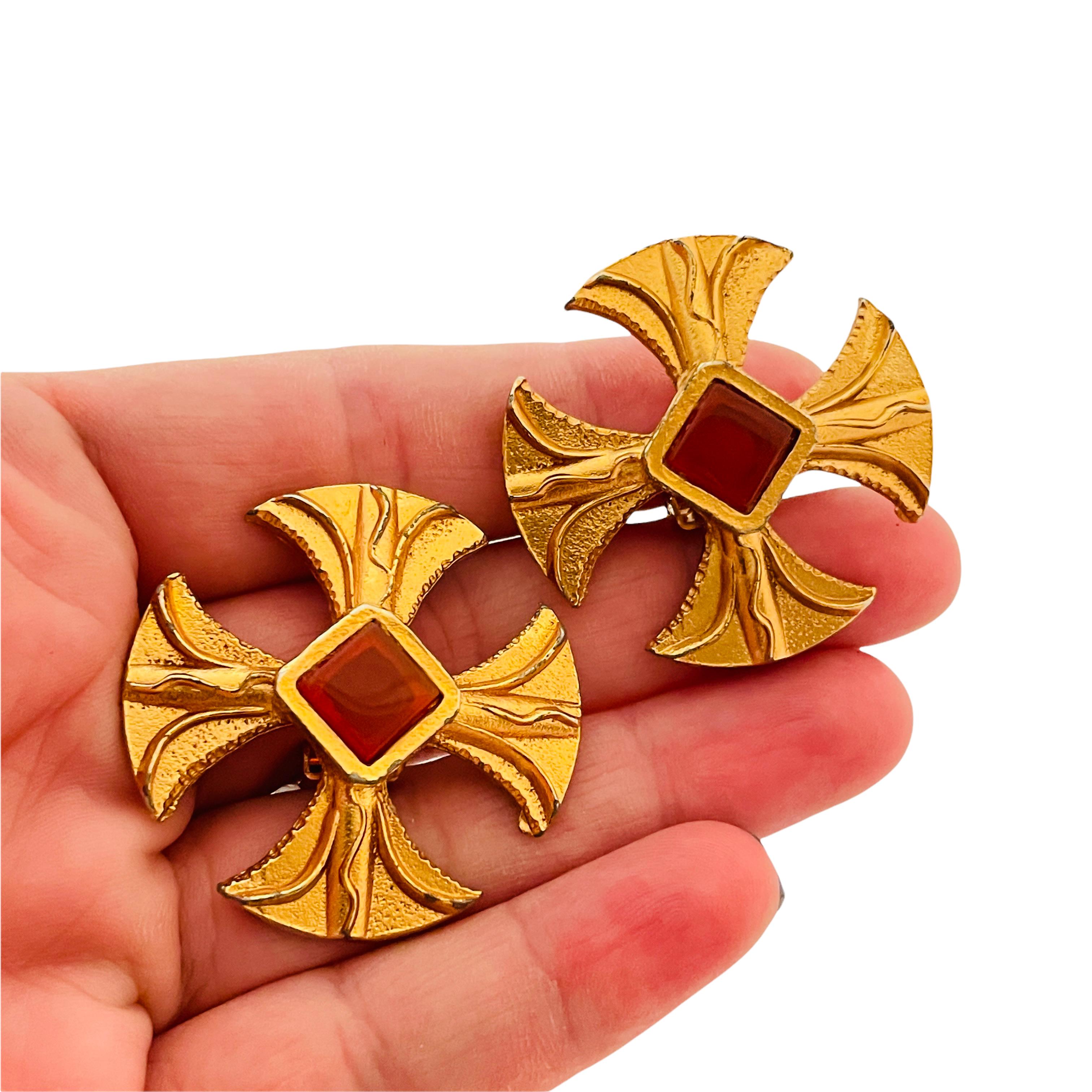 Vintage gold faux glass carnelian Maltese cross designer runway clip on earrings In Good Condition For Sale In Palos Hills, IL