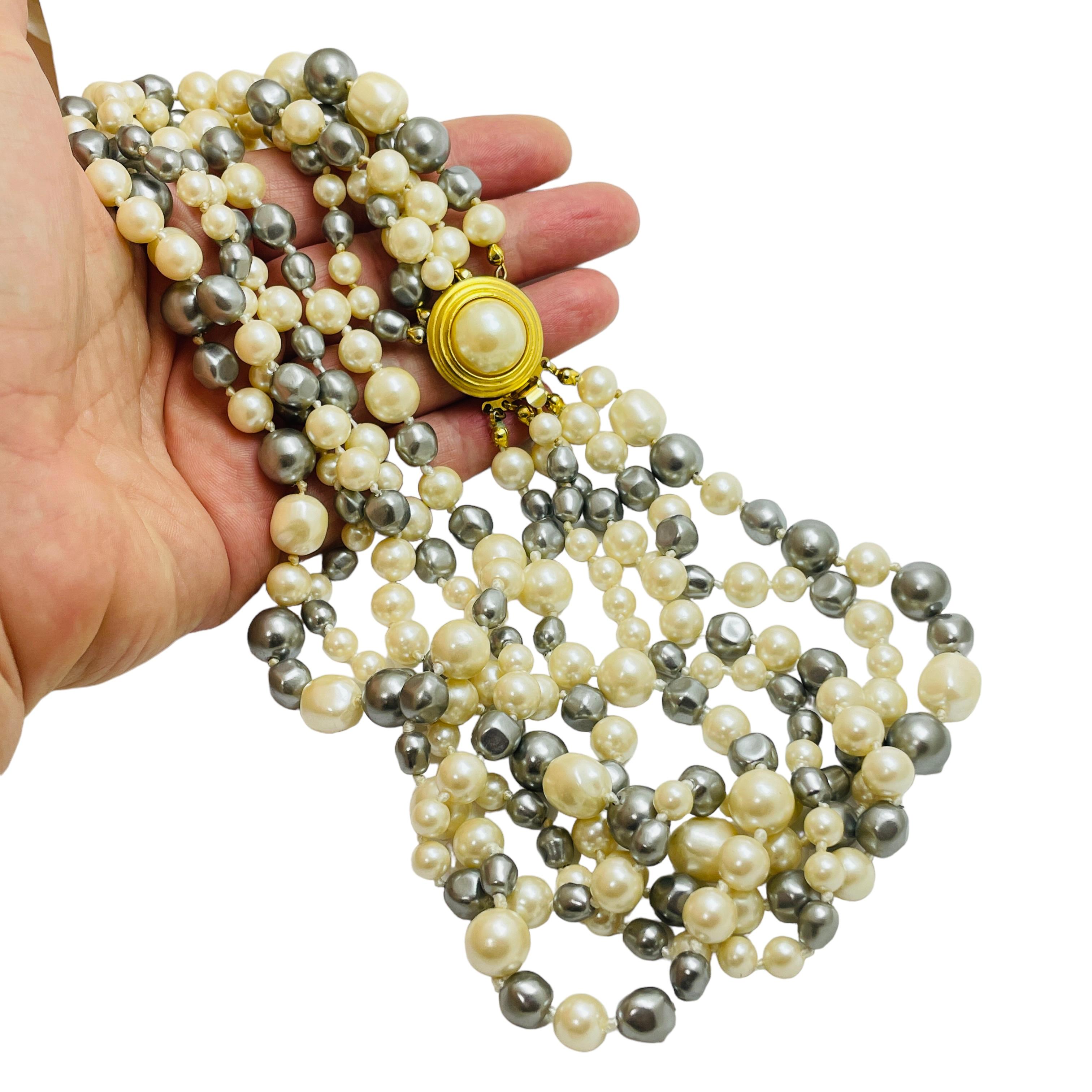 DETAILS

• unsigned

• gold tone with glass stones

• vintage designer necklace

MEASUREMENTS

• 

CONDITION

• excellent vintage condition with minimal signs of wear

❤️❤️ VINTAGE DESIGNER JEWELRY ❤️❤️
❤️❤️ ALEXANDER'S BOUTIQUE ❤️❤️