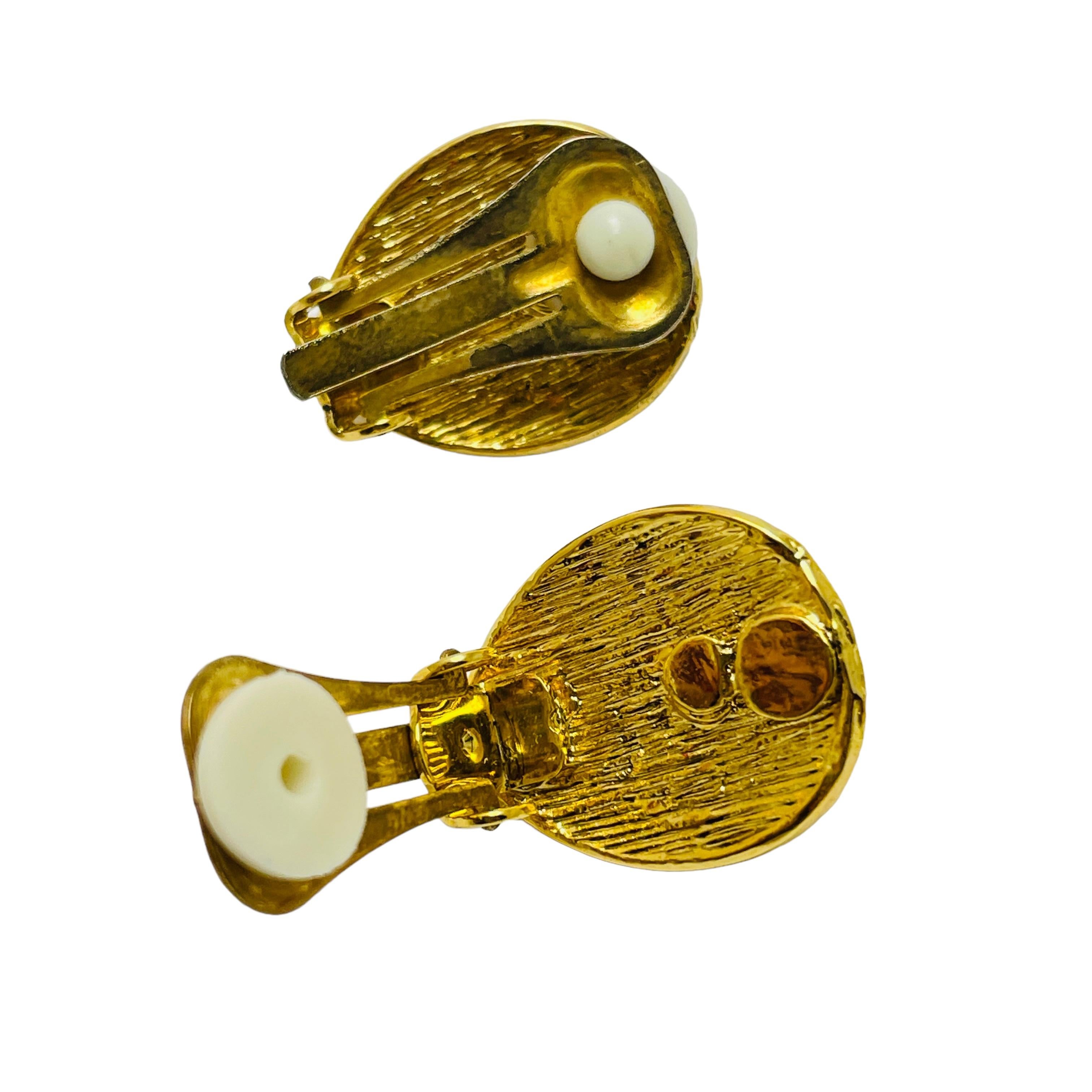 Orecchini a clip d'epoca in oro con finta pietra verde, firmati dalla passerella In condizioni buone in vendita a Palos Hills, IL