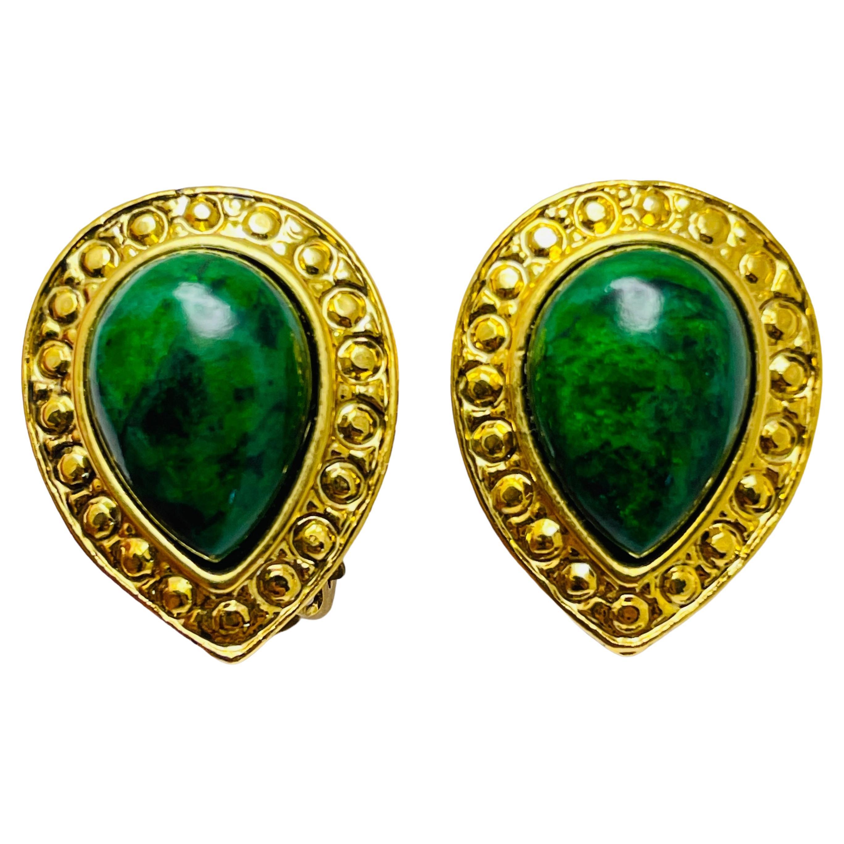Orecchini a clip d'epoca in oro con finta pietra verde, firmati dalla passerella