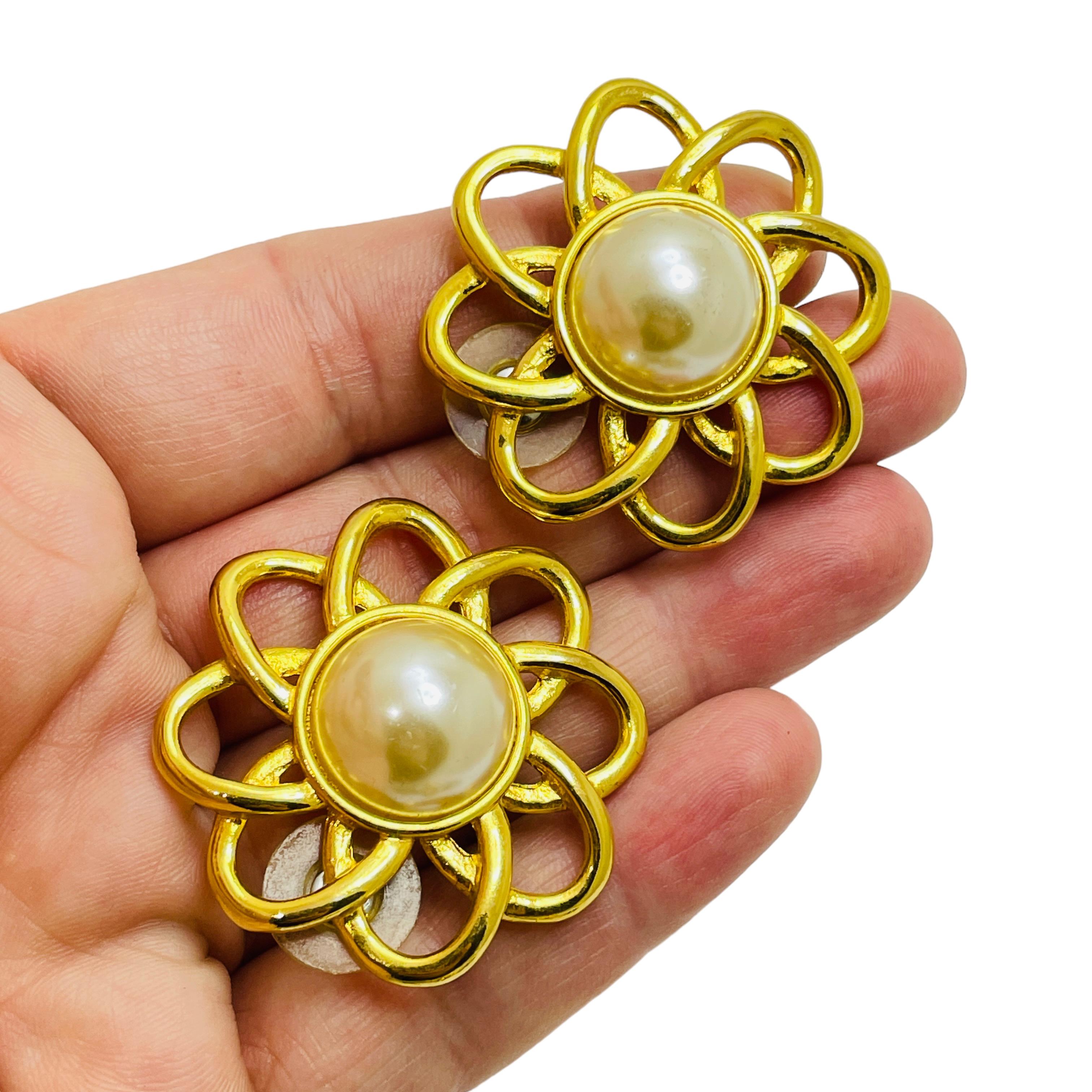 DETAILS

• unsigned 

• gold tone with faux pearls 

• vintage designer earrings

MEASUREMENTS

• 

CONDITION

• excellent vintage condition with minimal signs of wear

❤️❤️ VINTAGE DESIGNER JEWELRY ❤️❤️
❤️❤️ ALEXANDER'S BOUTIQUE ❤️❤️