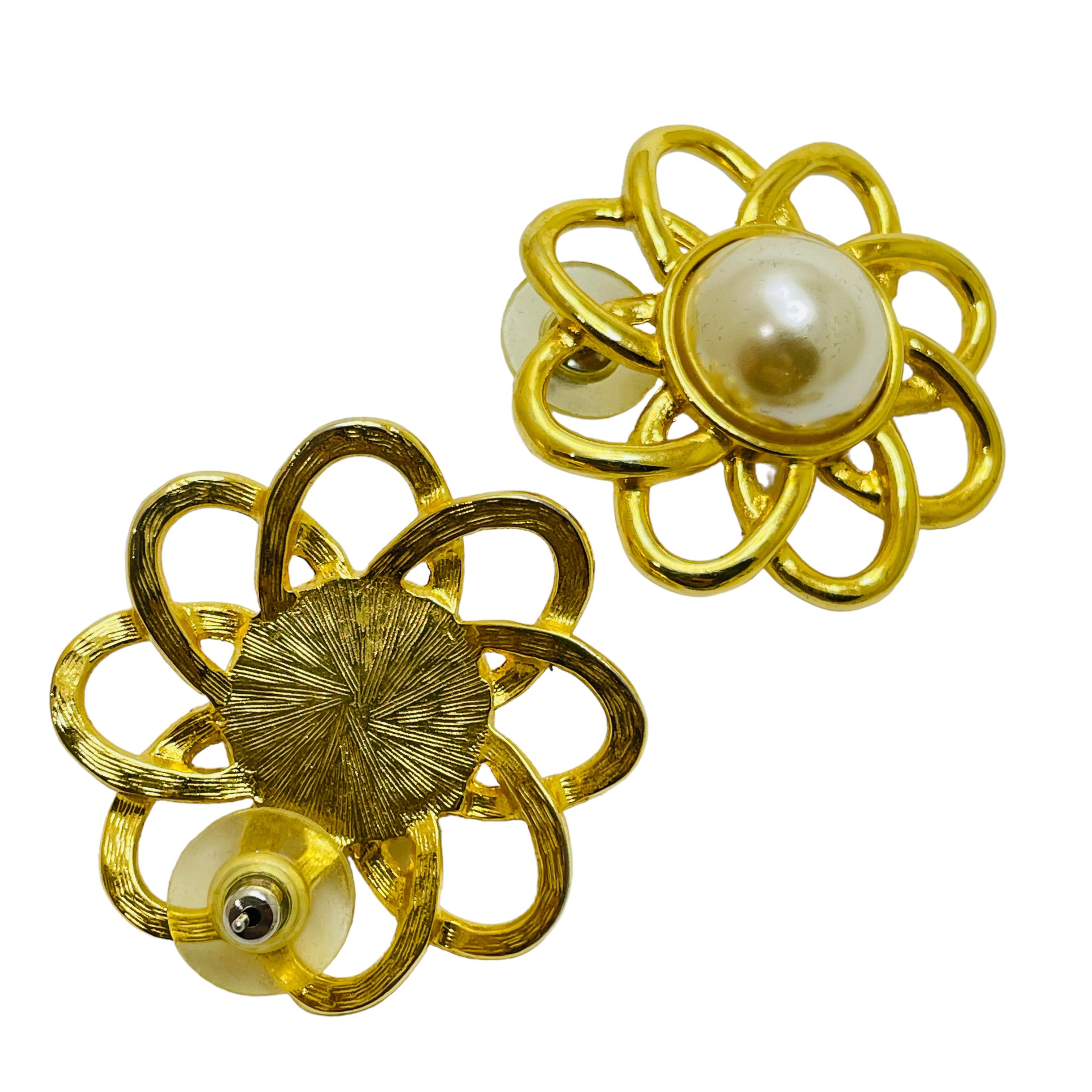 Vintage gold faux pearl flower designer earrings In Good Condition For Sale In Palos Hills, IL
