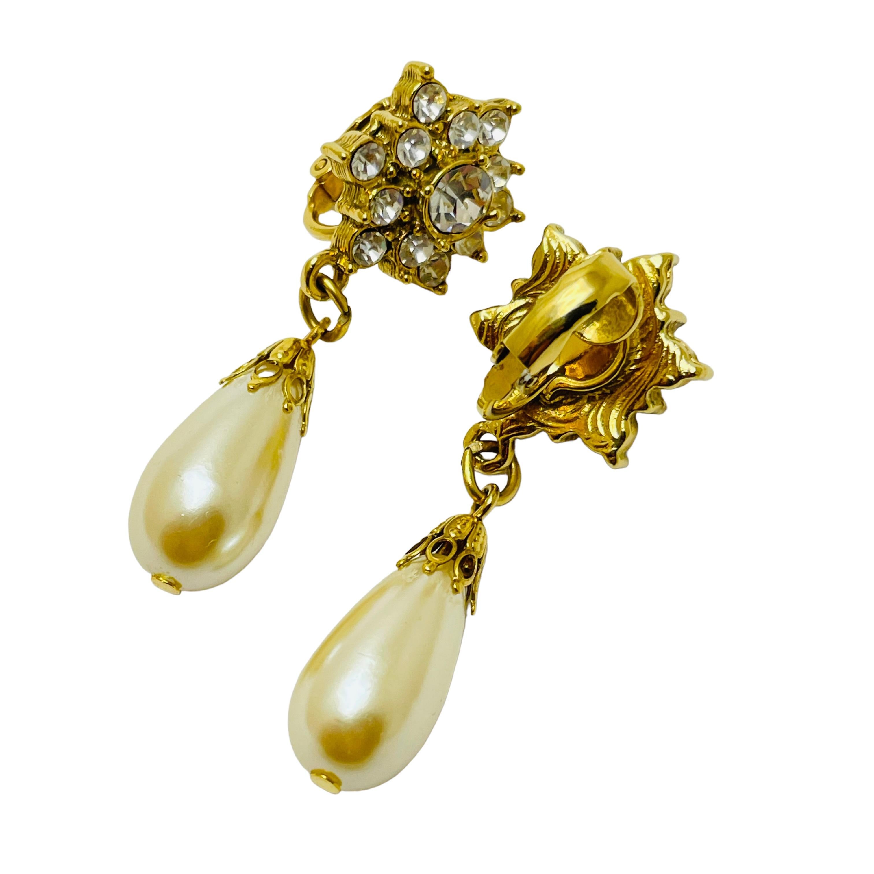 Orecchini a clip d'epoca in oro con finte perle e strass di design In condizioni buone in vendita a Palos Hills, IL