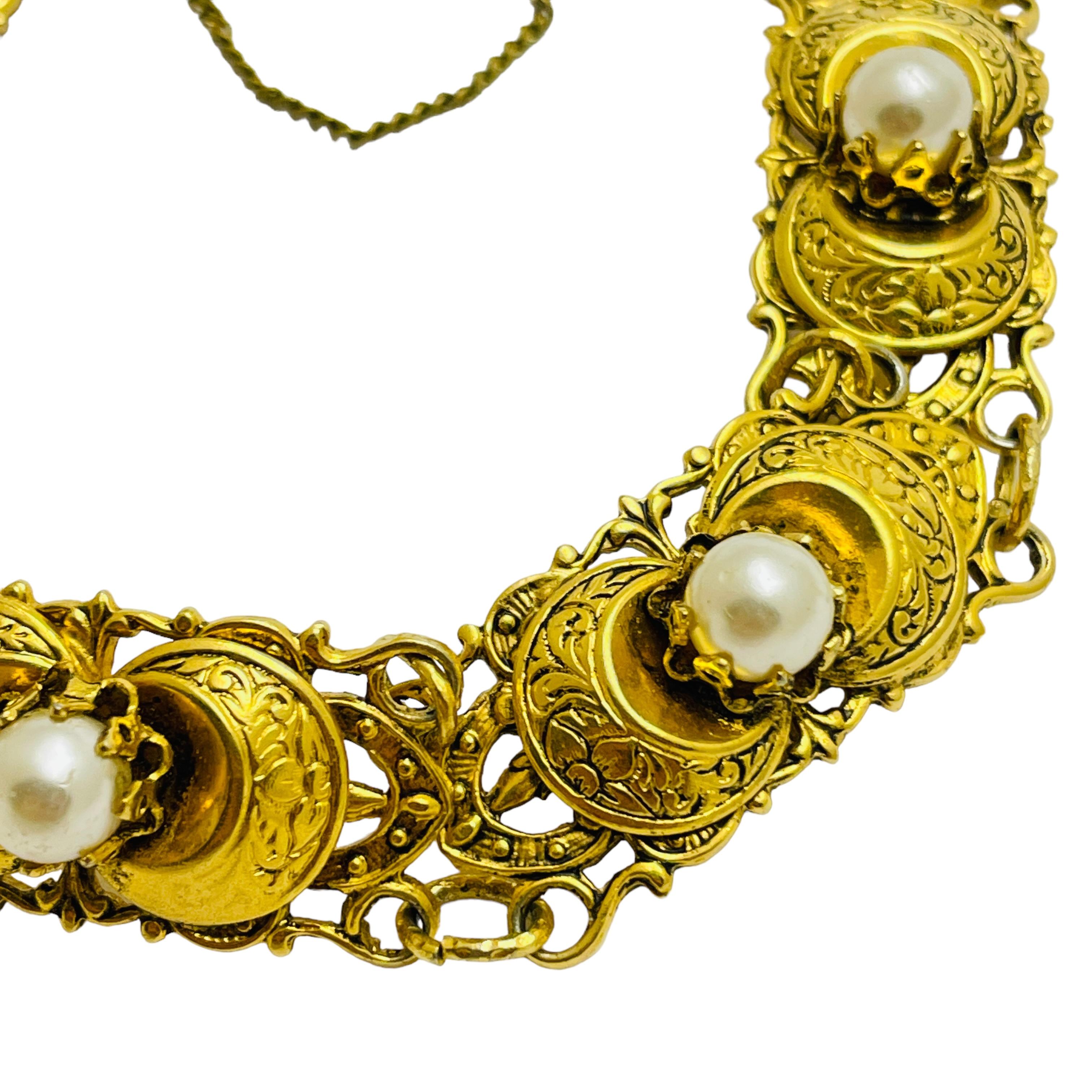 DÉTAILS

• non signé    

• ton or avec fausses perles

• bracelet design vintage

MESURES  

• 

CONDITION

•  très bon état vintage avec peu de signes d'usure 

 Sku 43

❤️❤️  BIJOUX VINTAGE DE CRÉATEURS ❤️❤️

❤️❤️  ALEXANDER'S BOUTIQUE  ❤️❤️