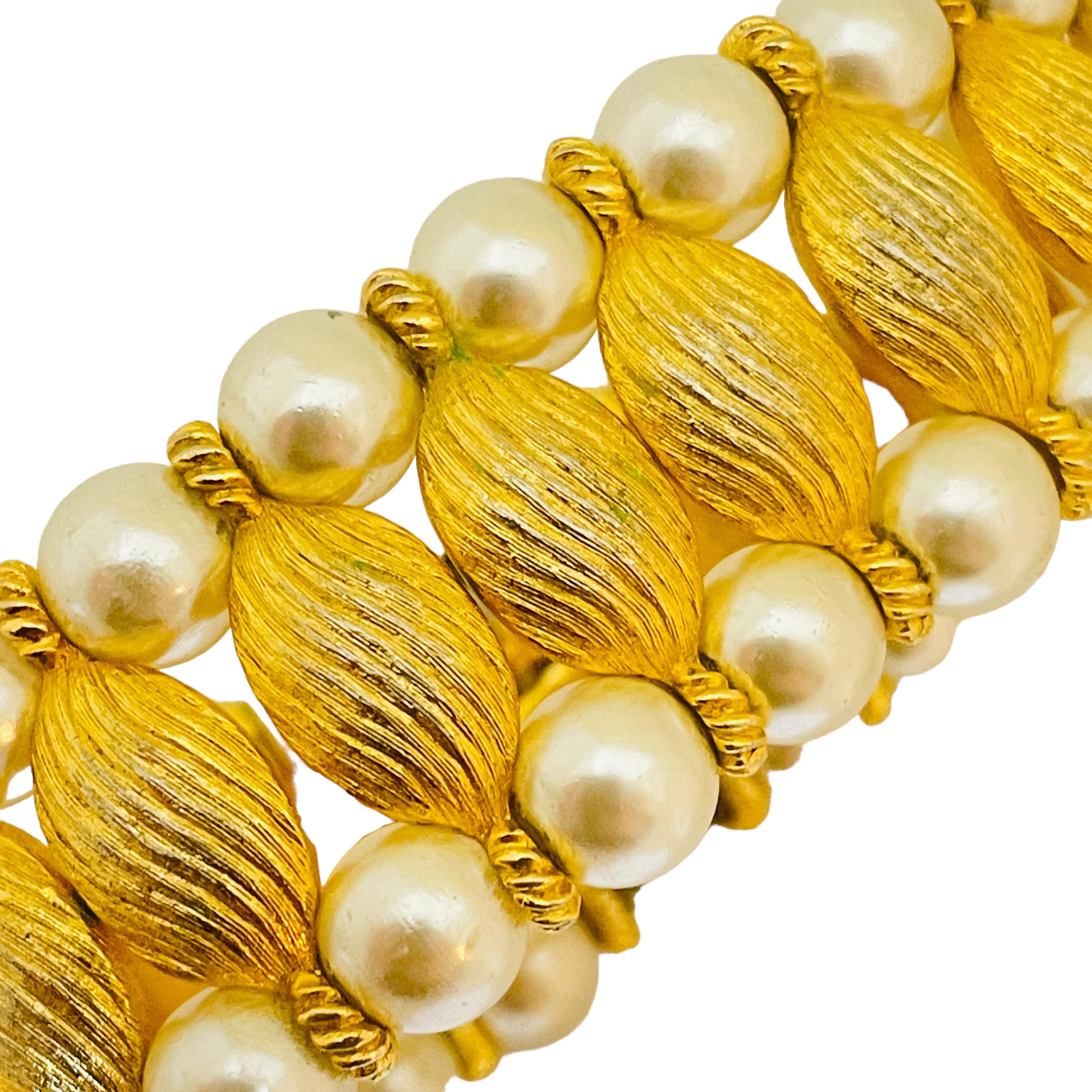 DETAILS

• unsigned   

• gold tone with faux pearls

• vintage designer bracelet  

MEASUREMENTS  

•

CONDITION

•  very good vintage condition with minimal signs of wear 
One side of the foldover clasp were replaced with lobster clasp. 

 Sku